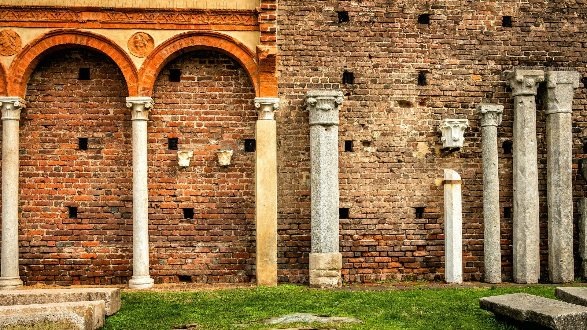 Detalles de muros y columnas del Castillo Sforzesco en Milán