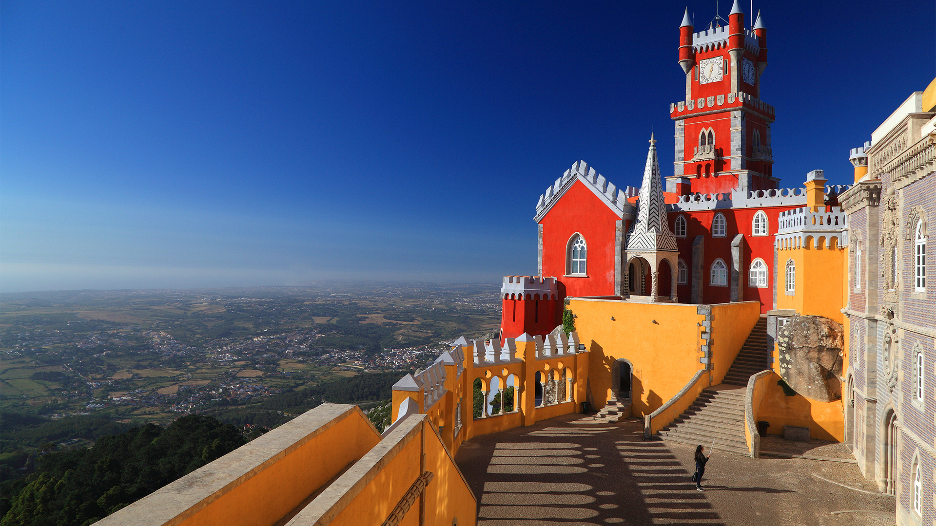 Vista del colorido Palacio da Pena en Sintra con sus terrazas y vistas panorámicas del valle.