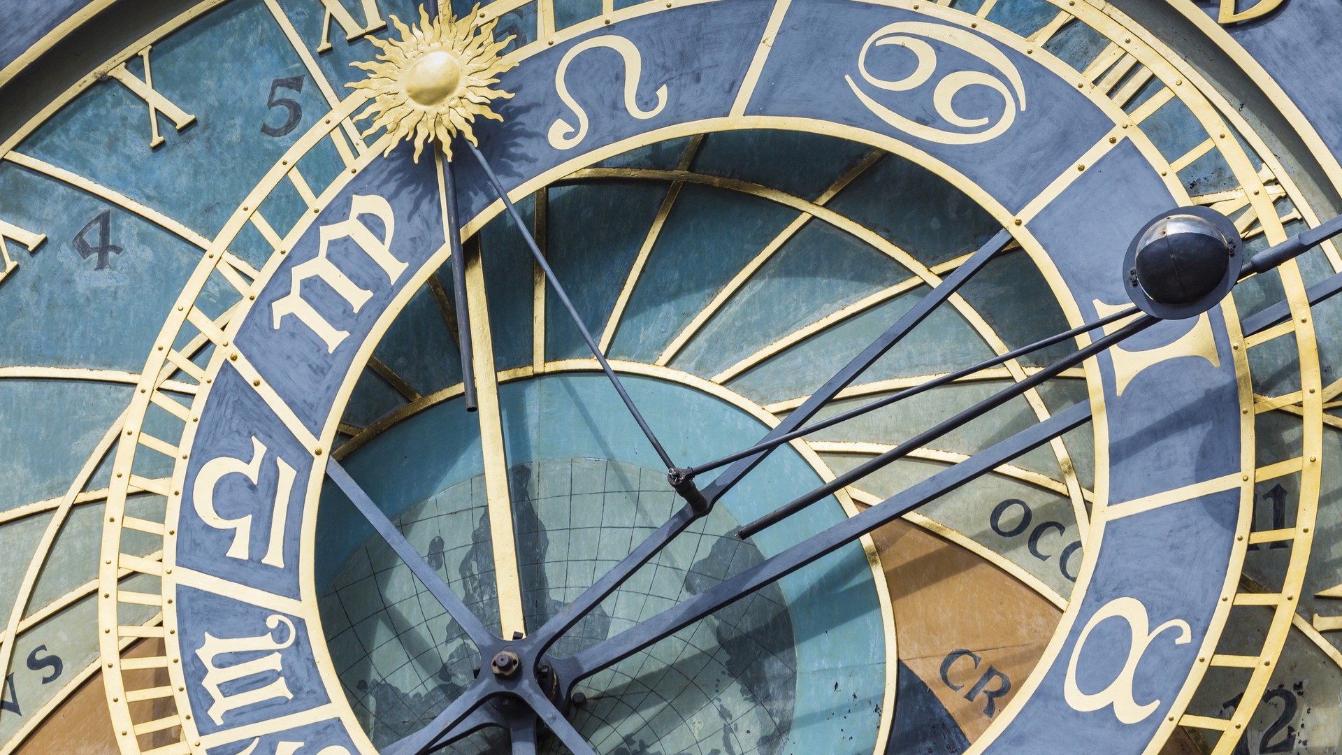 Primer plano del disco astrolábico del Reloj Astronómico de Praga, con signos dorados.