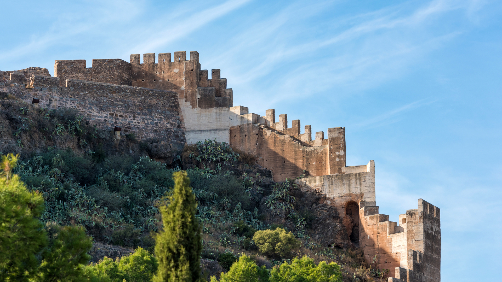 Murallas del Castillo de Sagunto sobre la ladera en Sagunto, Valencia.