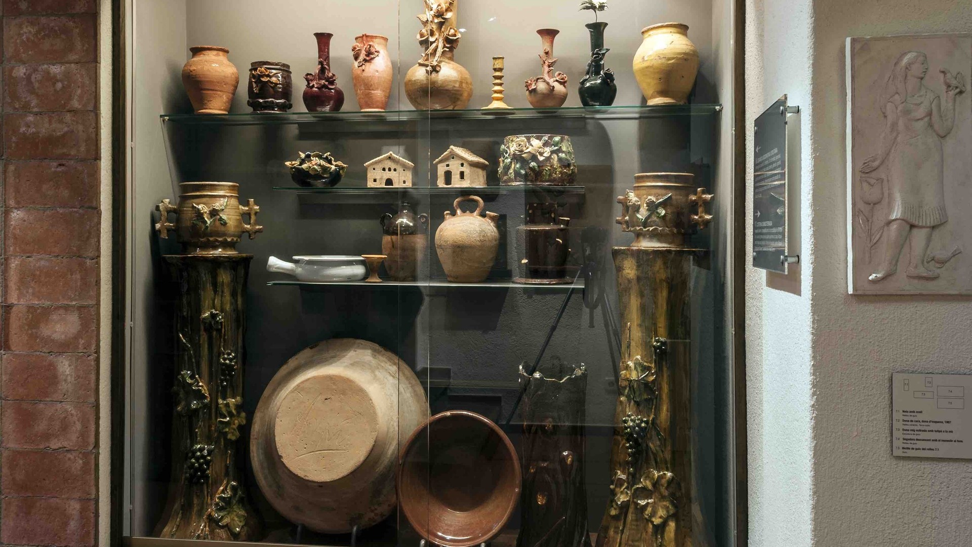 Vitrina con piezas de cerámica tradicional en la Casa Museo Cal Gerrer.