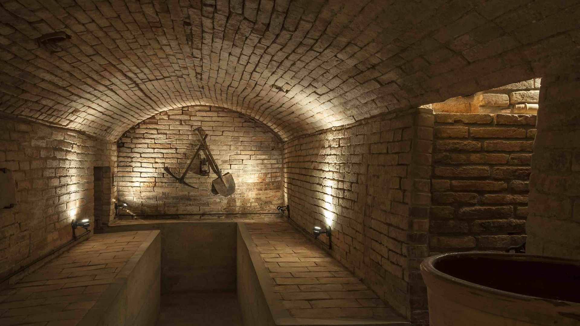 Sótano de ladrillo con herramientas antiguas en la Casa Museo Cal Gerrer