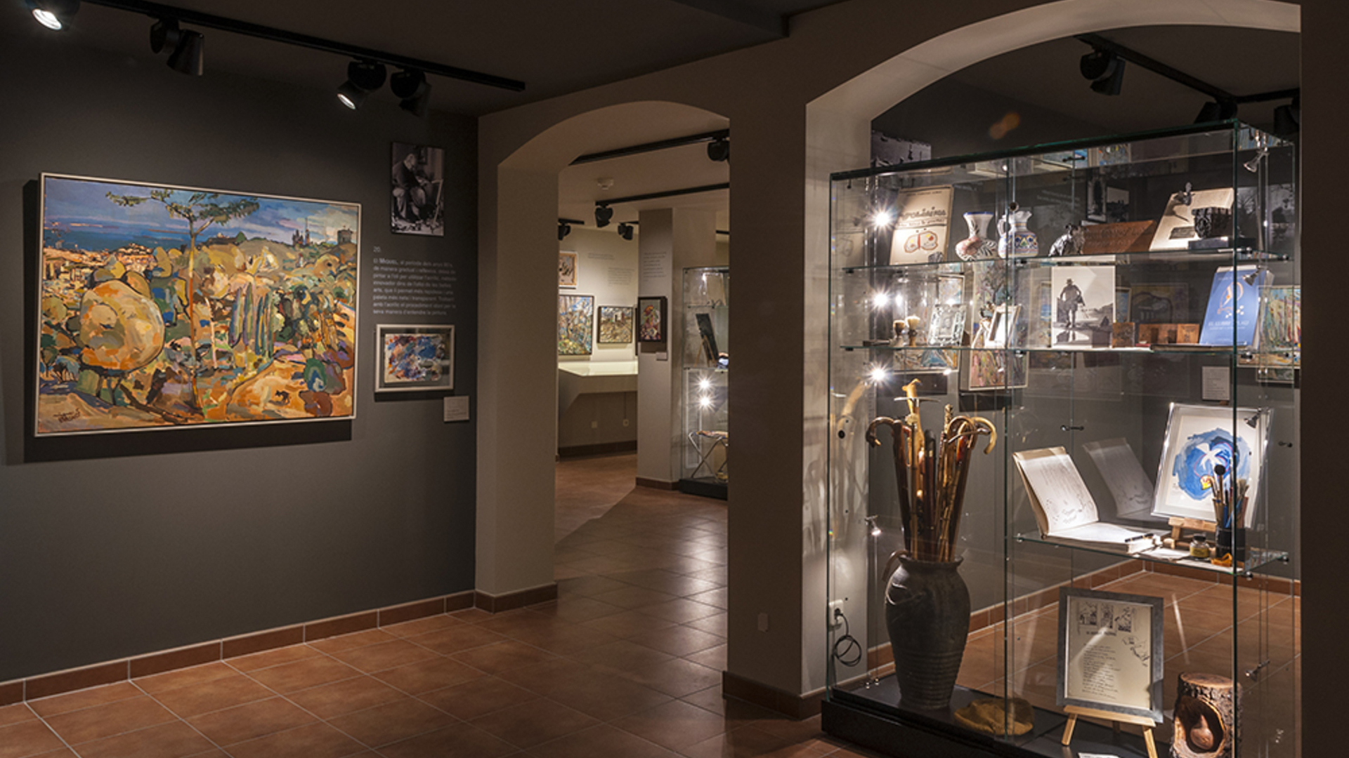 Exposición de arte y vitrinas en la Casa-Museo Cal Gerrer, Sant Cugat.