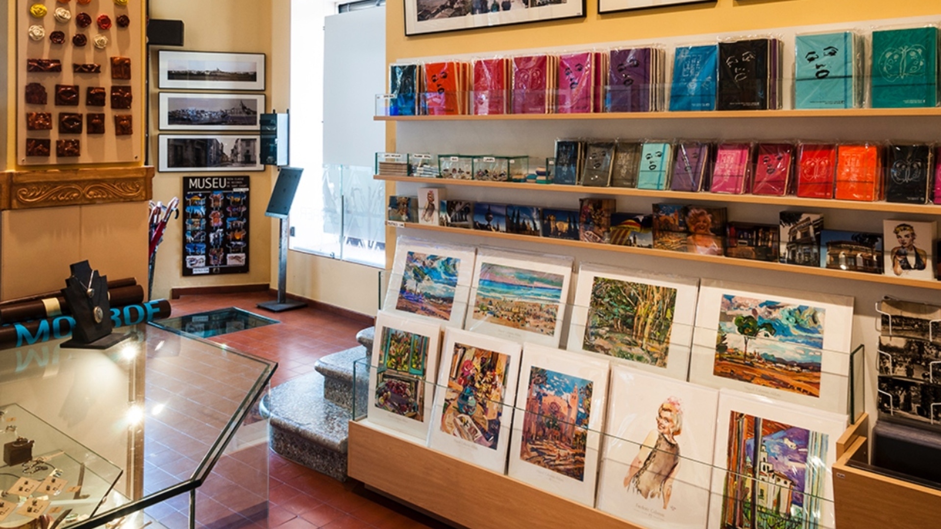 Tienda de la Casa Museo Cal Gerrer con postales y cuadros de Marilyn