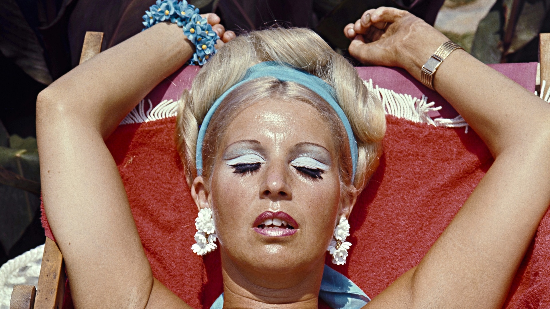 Retrato de mujer rubia con maquillaje azul en una exposición del KBr Barcelona