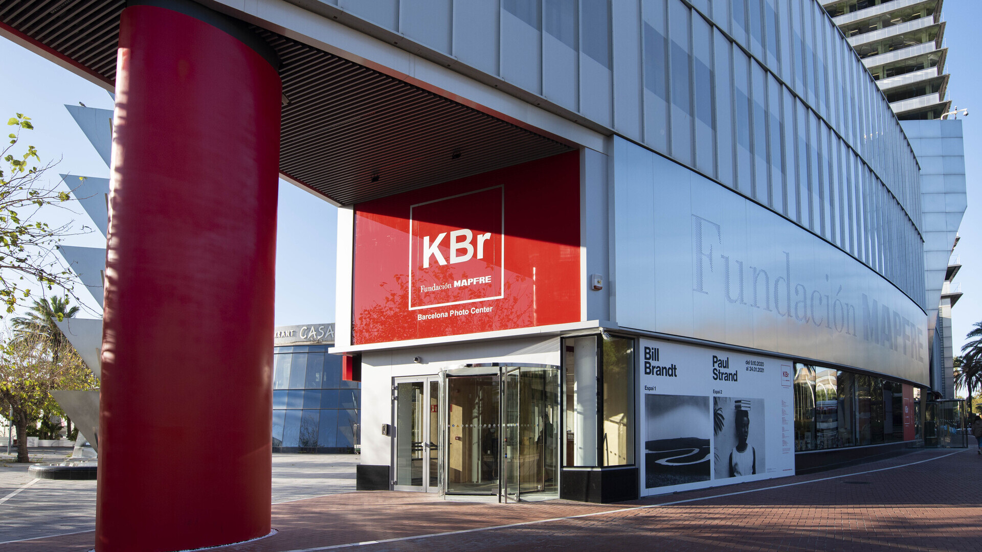Entrada al centro KBr Fundación MAPFRE Barcelona con carteles de exposiciones
