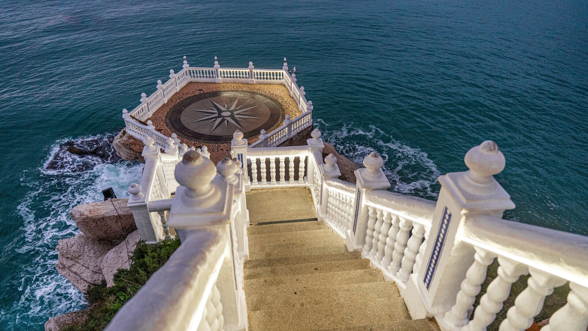 Escalera hacia el mirador con brújula del Balcón del Mediterráneo en Benidorm