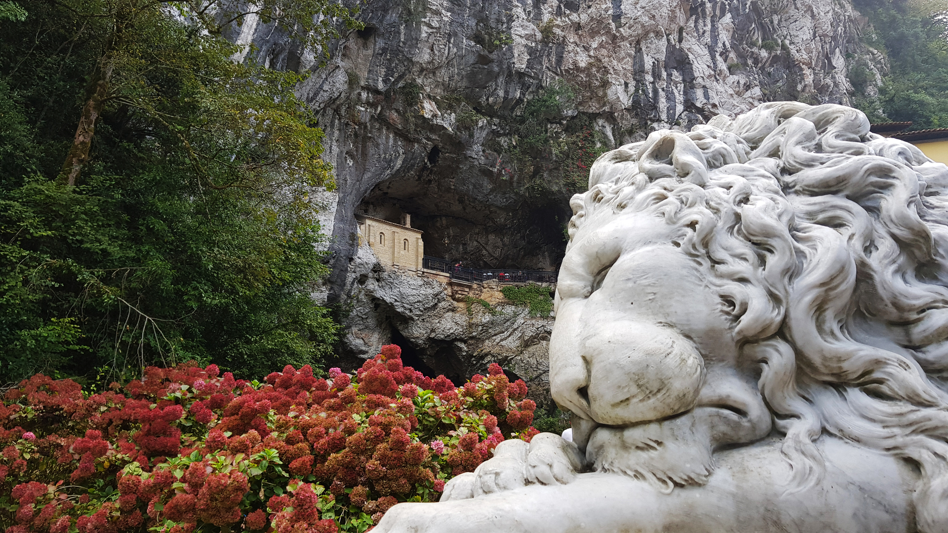 Escultura de león en la Santa Cueva de Covadonga, Asturias
