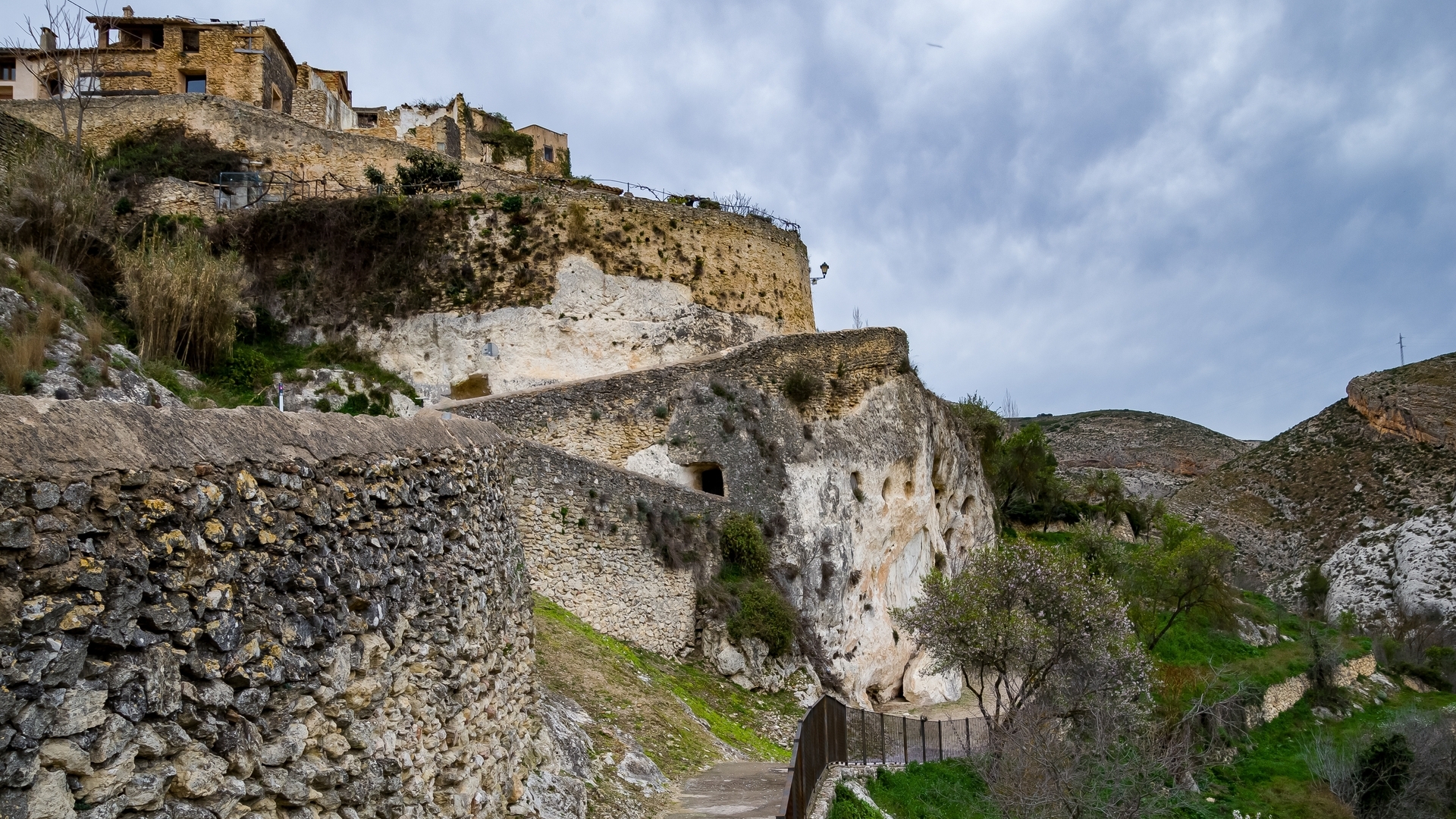 Covetes dels Moros y acantilados en Bocairent, Valencia