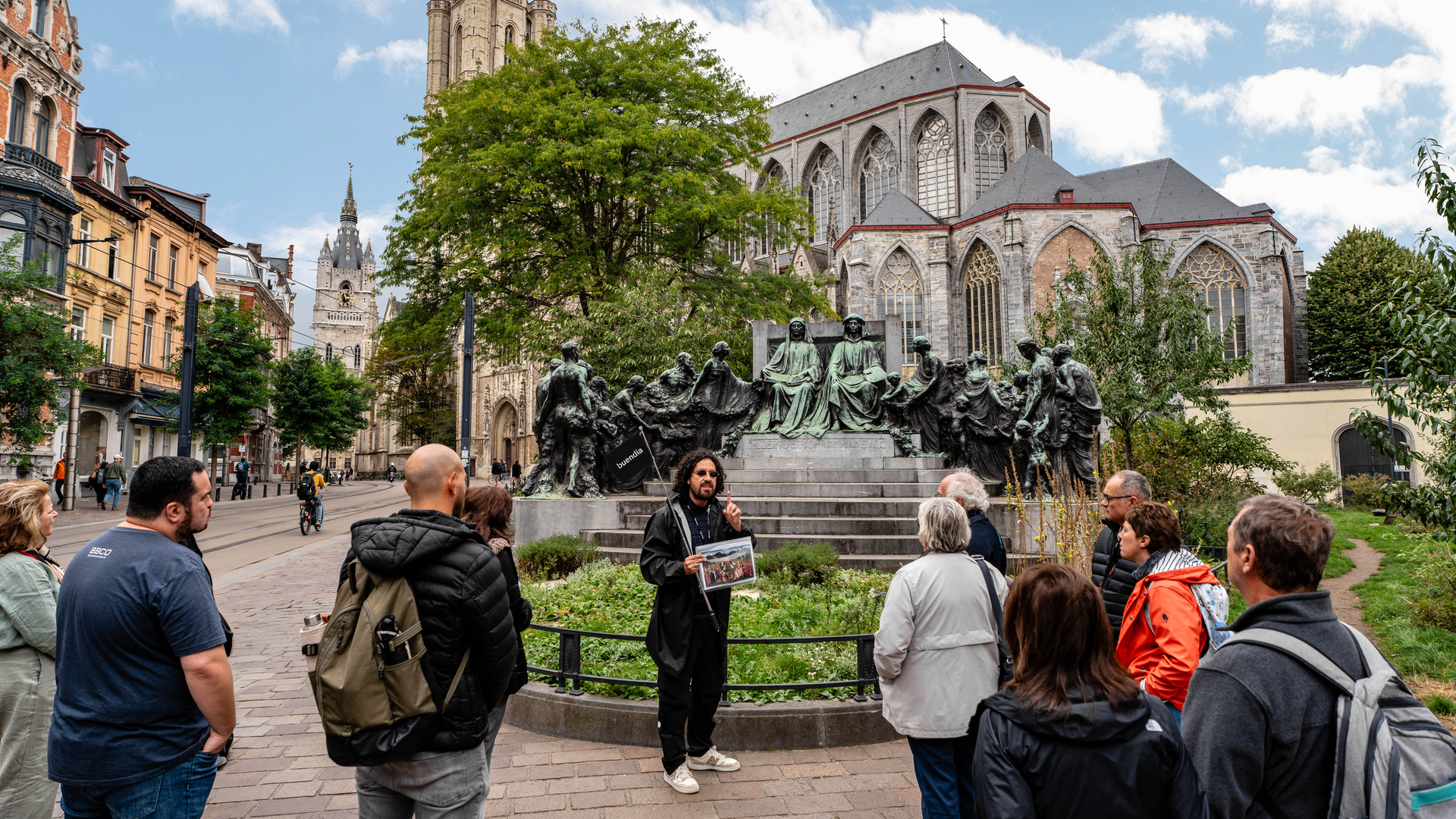 Guía buendía explicando el monumento hermanos Van Eyck en Gante, Bélgica