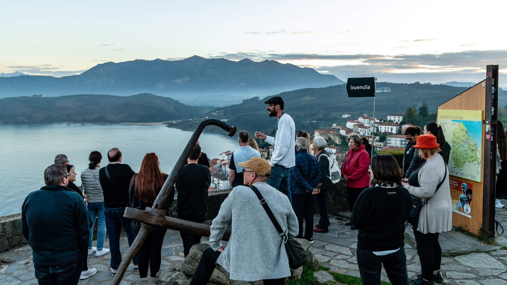 Turistas con guía de buendía en el mirador de San Roque en Lastres con vistas a la costa.