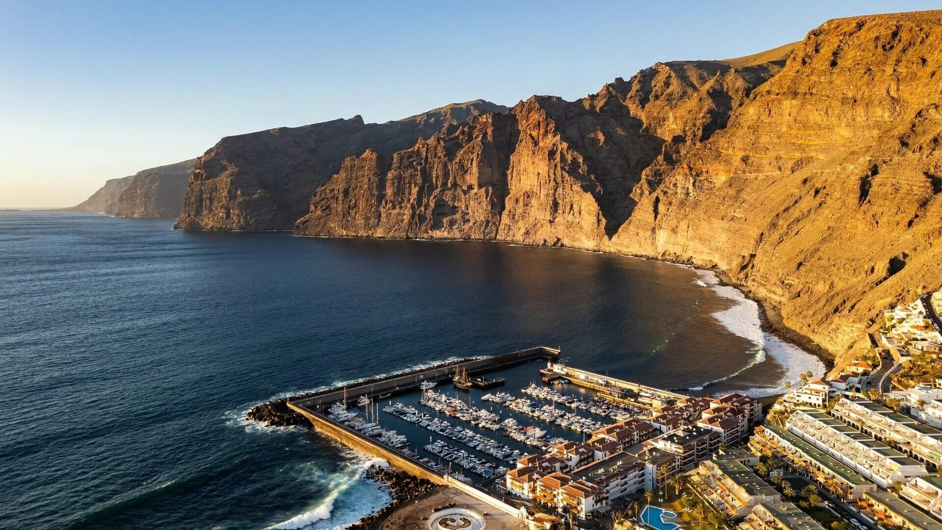 Acantilados de Los Gigantes y puerto deportivo al atardecer en Tenerife