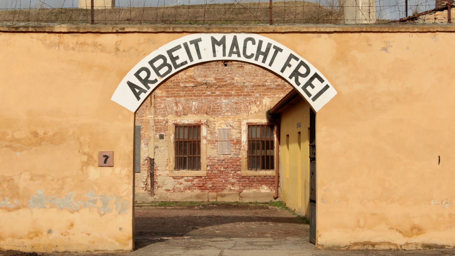 Entrada al campo de concentración de Terezín con la inscripción Arbeit Macht Frei