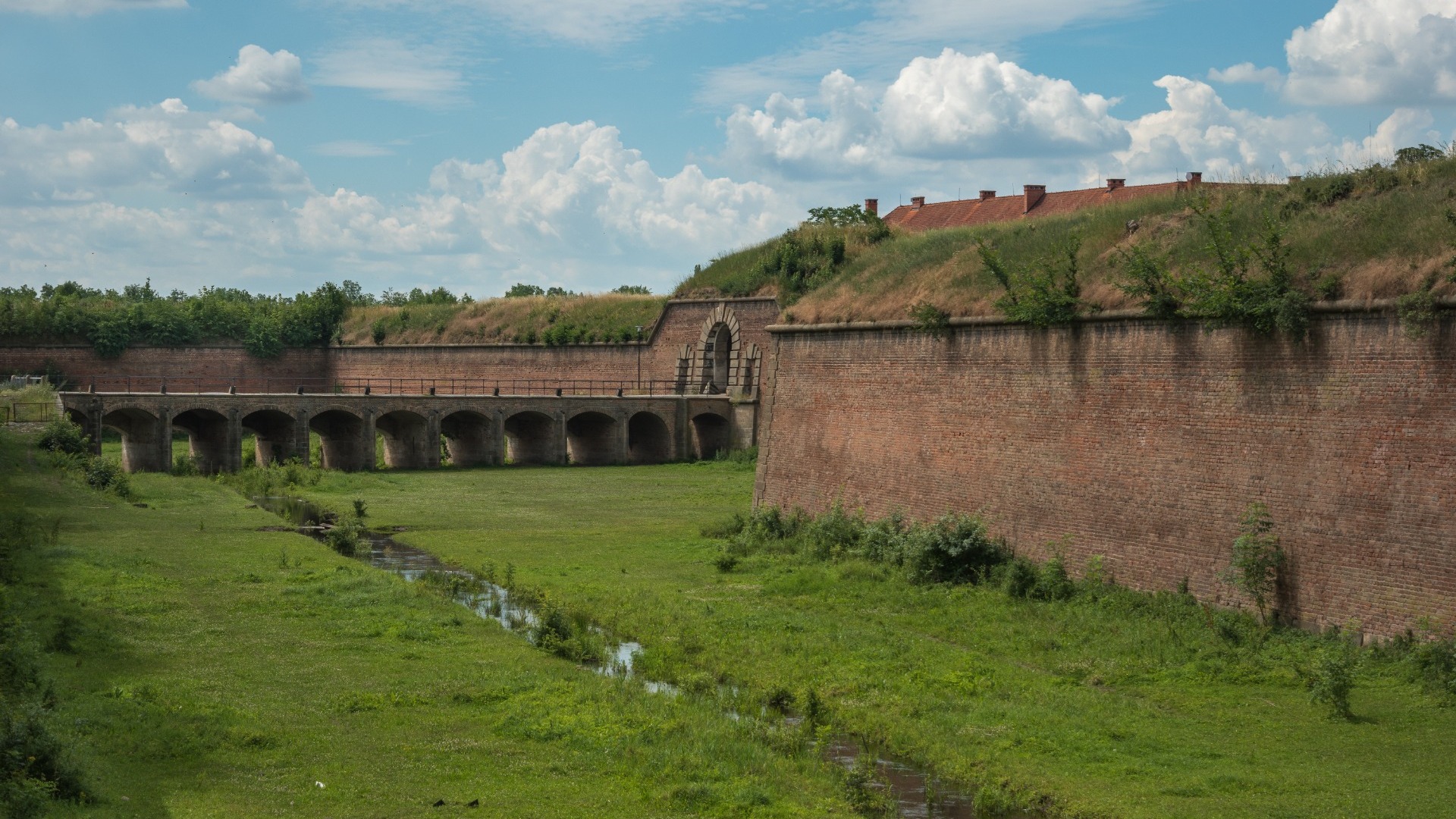 Foso y murallas de ladrillo de la fortaleza de Terezín