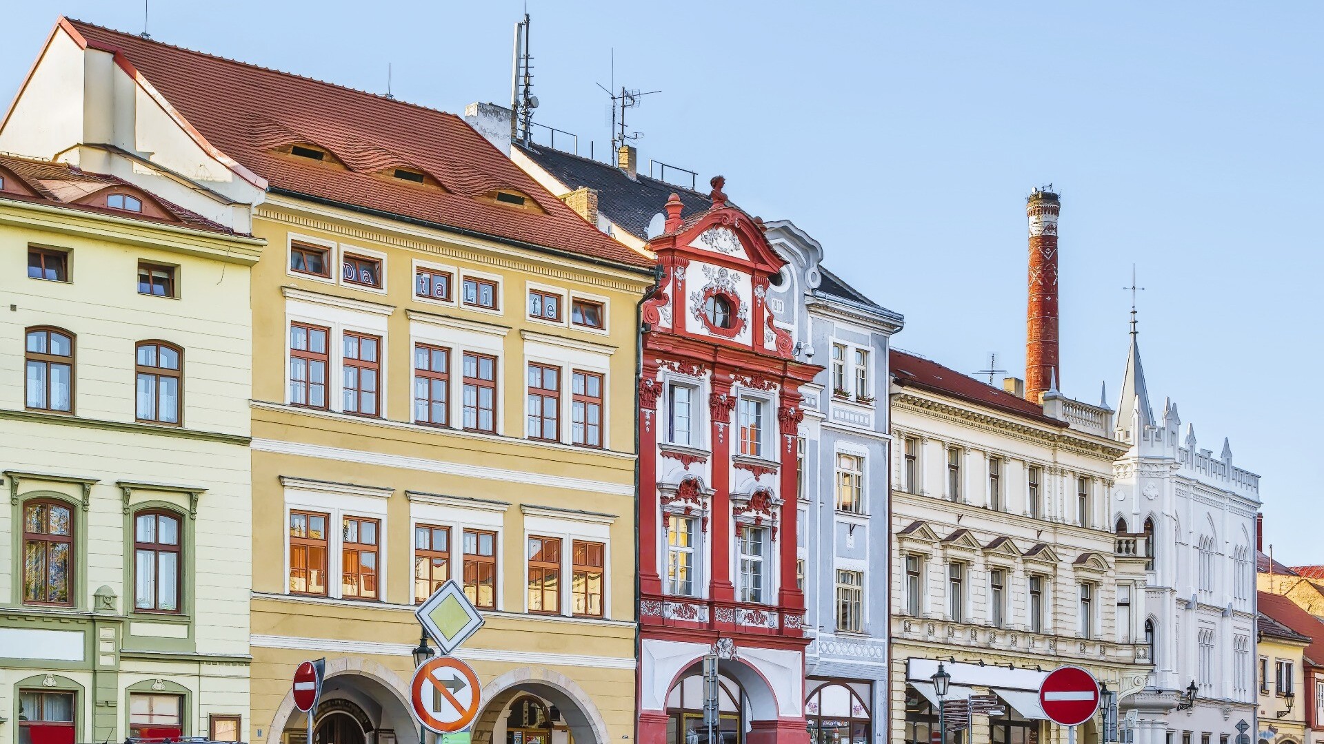 Fachadas coloridas de arquitectura clásica en Terezín