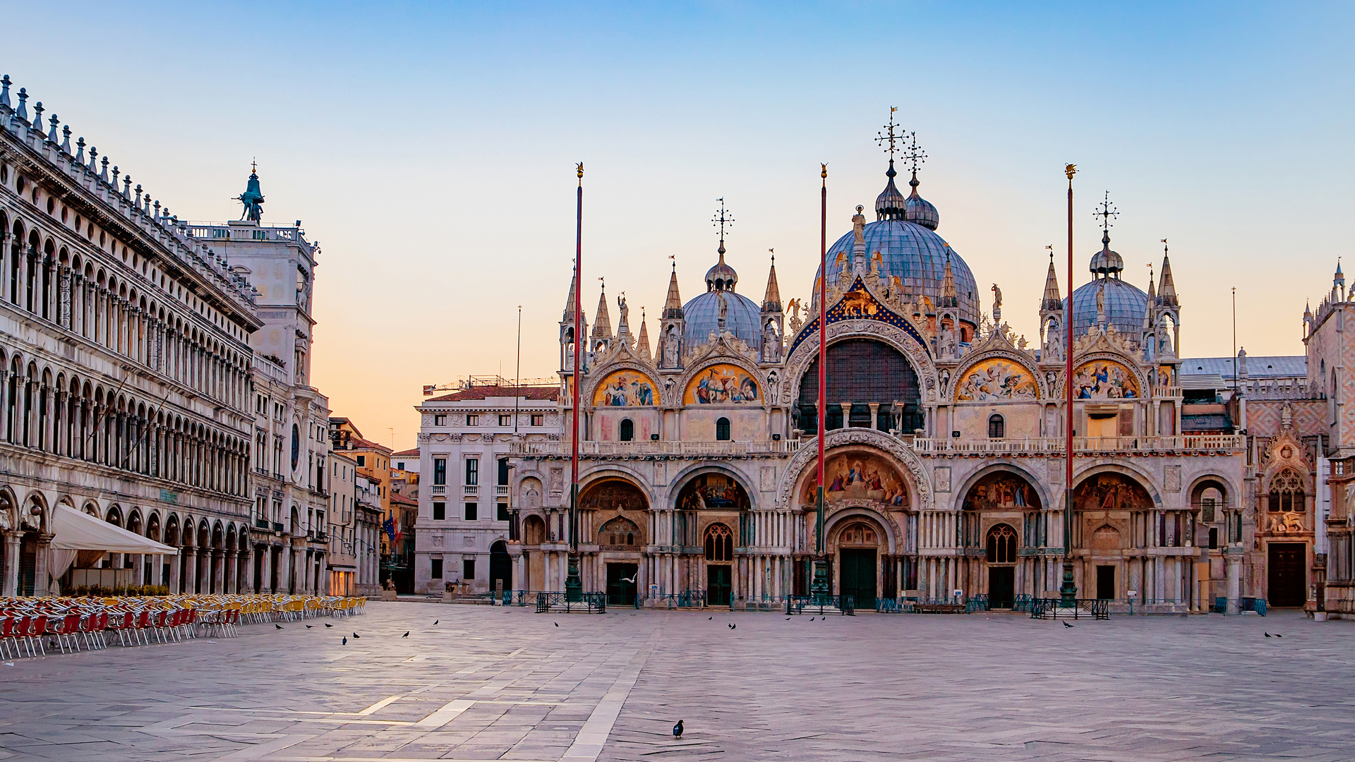 Fachada principal de la Basílica de San Marcos al amanecer en Venecia