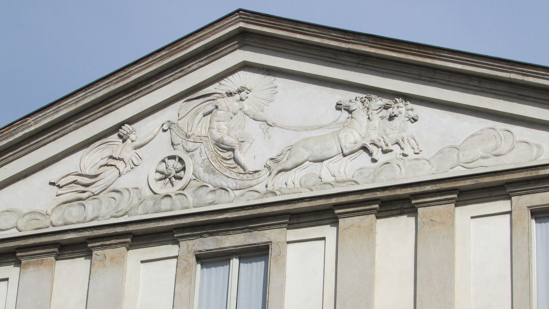 Relieve del frontón del Teatro alla Scala en el centro de Milán