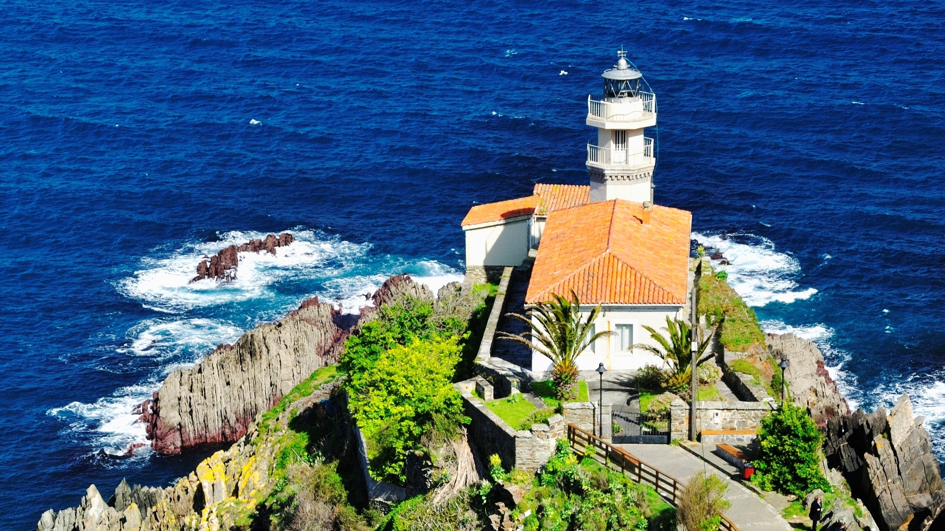 Faro de Cudillero sobre el mar Cantábrico en la costa de Asturias