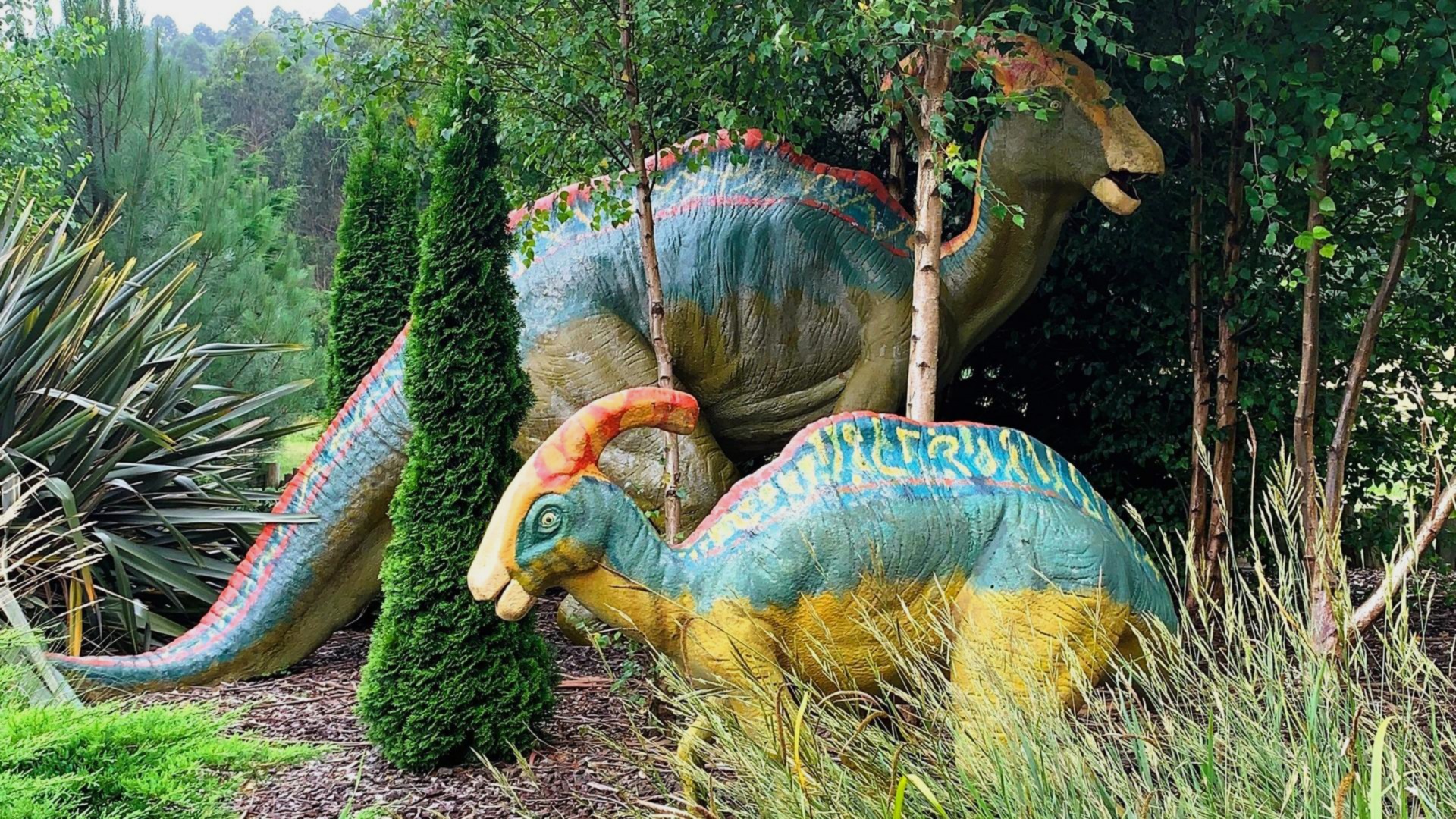 Esculturas de dinosaurios en el exterior del Museo Jurásico de Asturias, Colunga