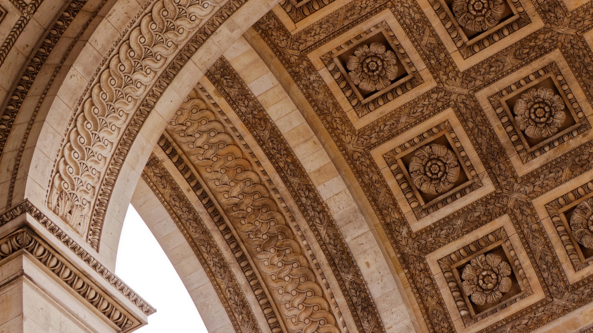 Detalle de los relieves y rosetones tallados en el techo del Arco del Triunfo
