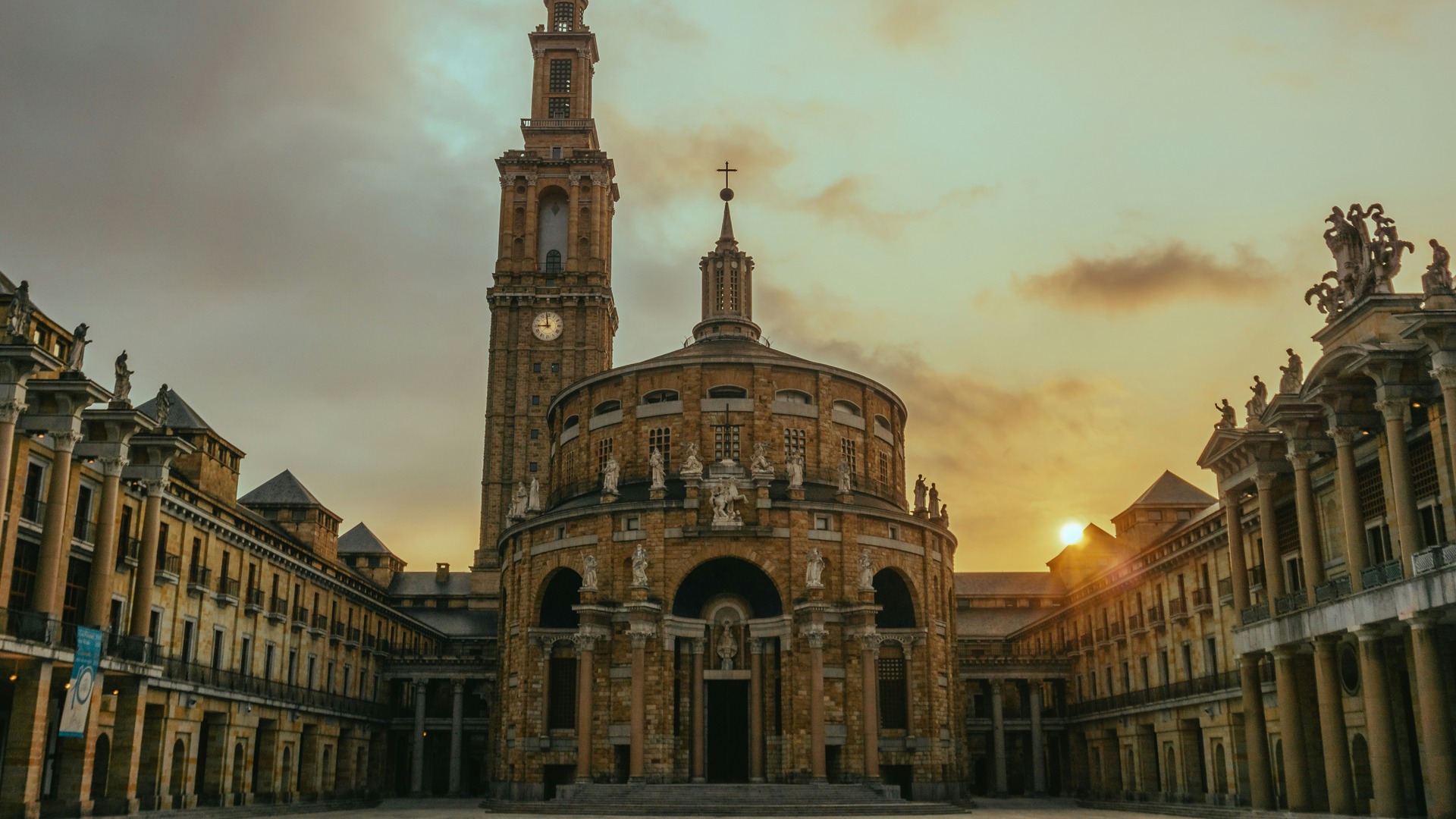 Atardecer en la plaza de la Laboral Ciudad de la Cultura, Gijón.