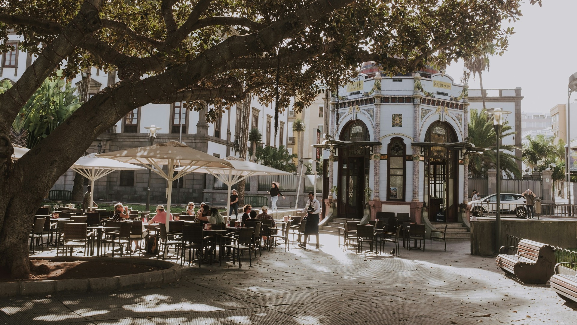 Terraza y quiosco modernista bajo la sombra en el Parque de San Telmo, Las Palmas.