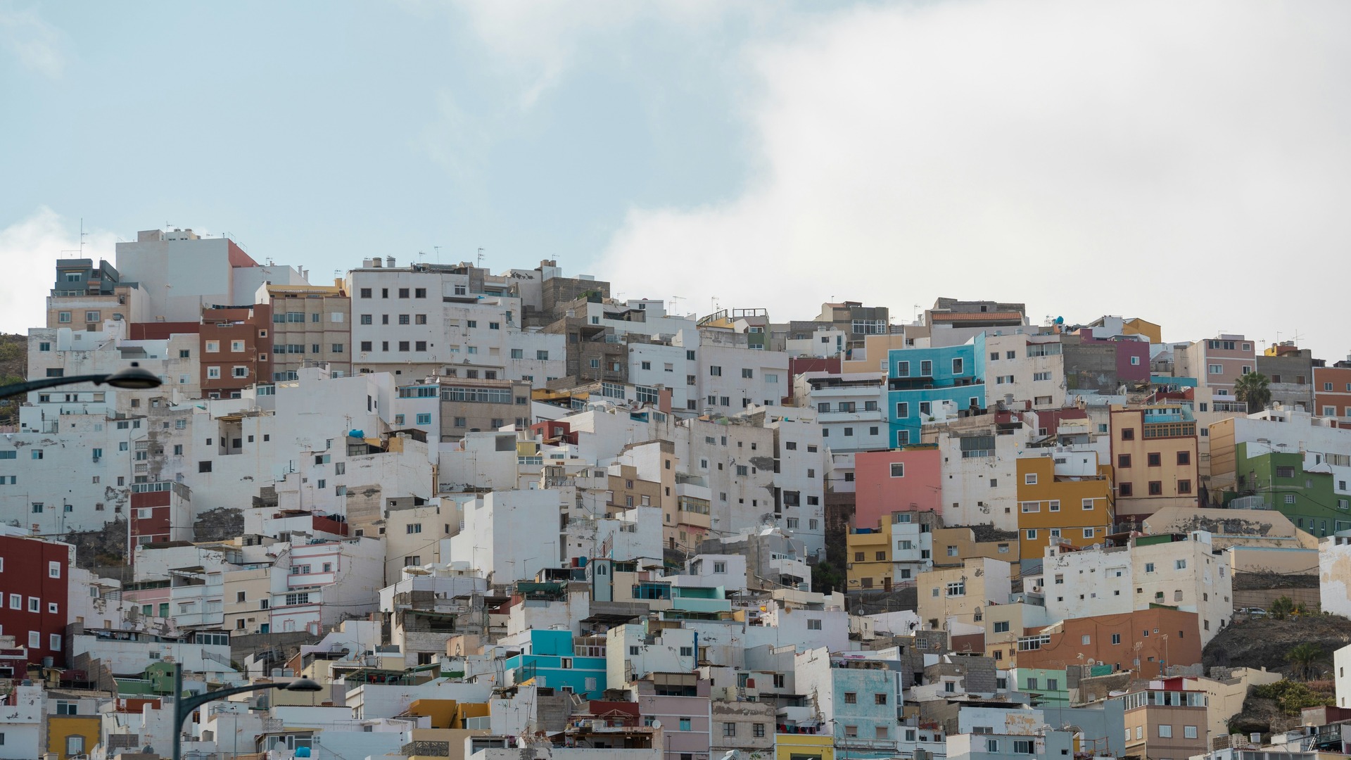 Casas de colores escalonadas en la ladera del barrio de San Juan, Las Palmas.