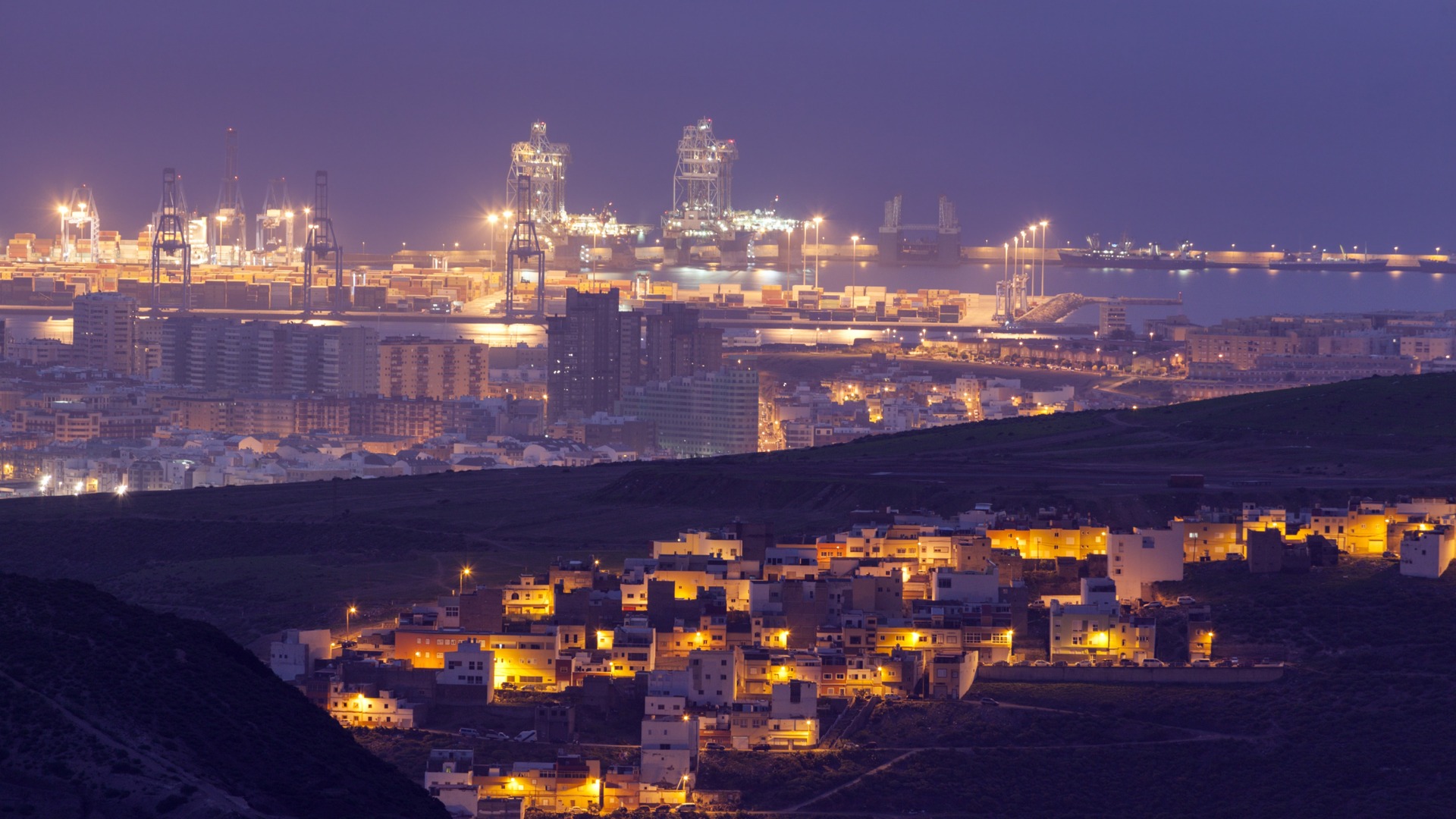 Vista nocturna del Puerto de la Luz y barrios iluminados en Las Palmas.