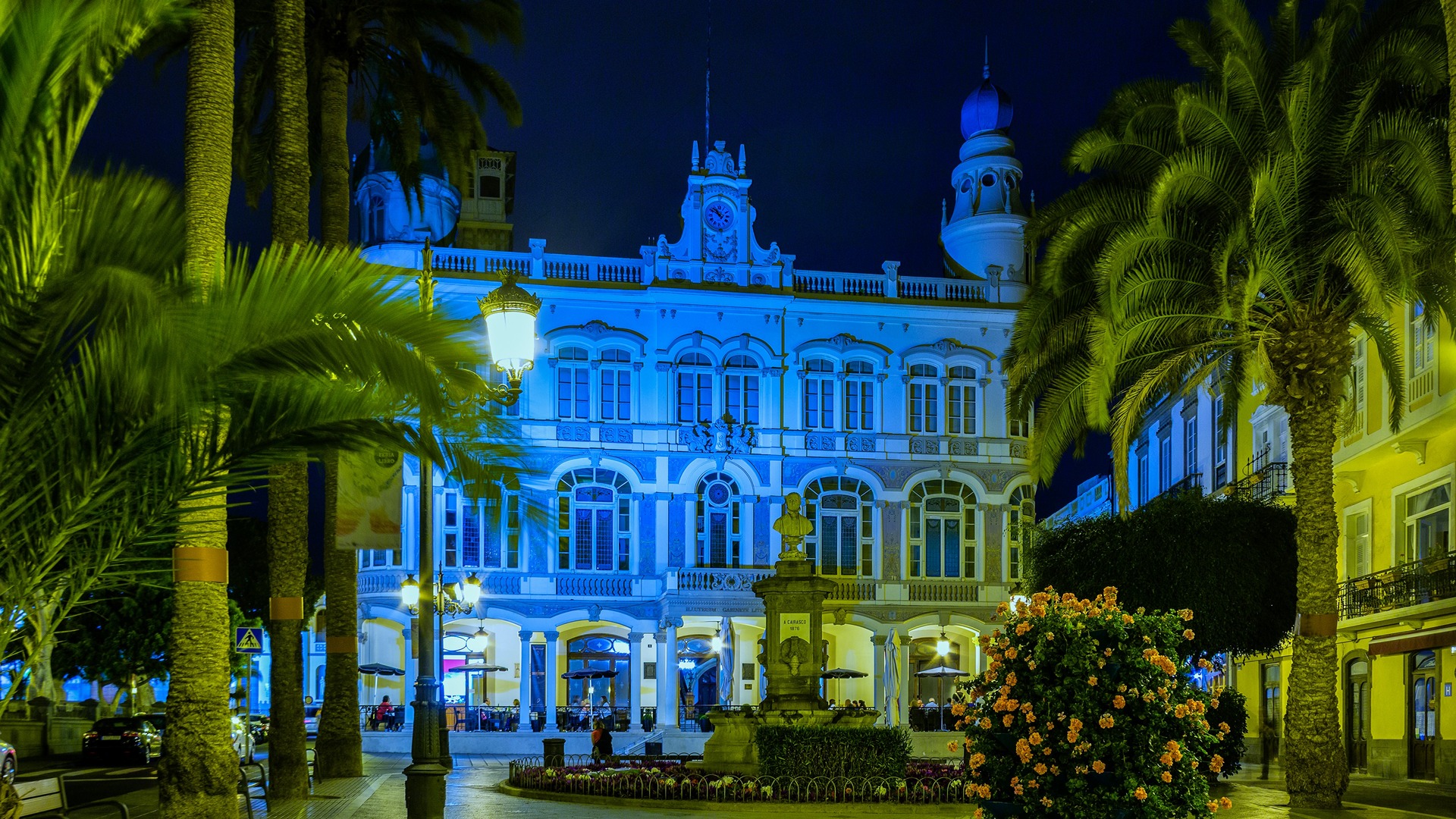 Fachada iluminada del Gabinete Literario en la Plaza de Cairasco, Las Palmas.