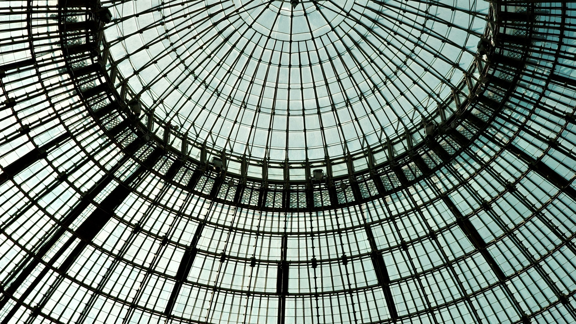 Vista contrapicada de la cúpula de cristal de las Galeries Lafayette en París