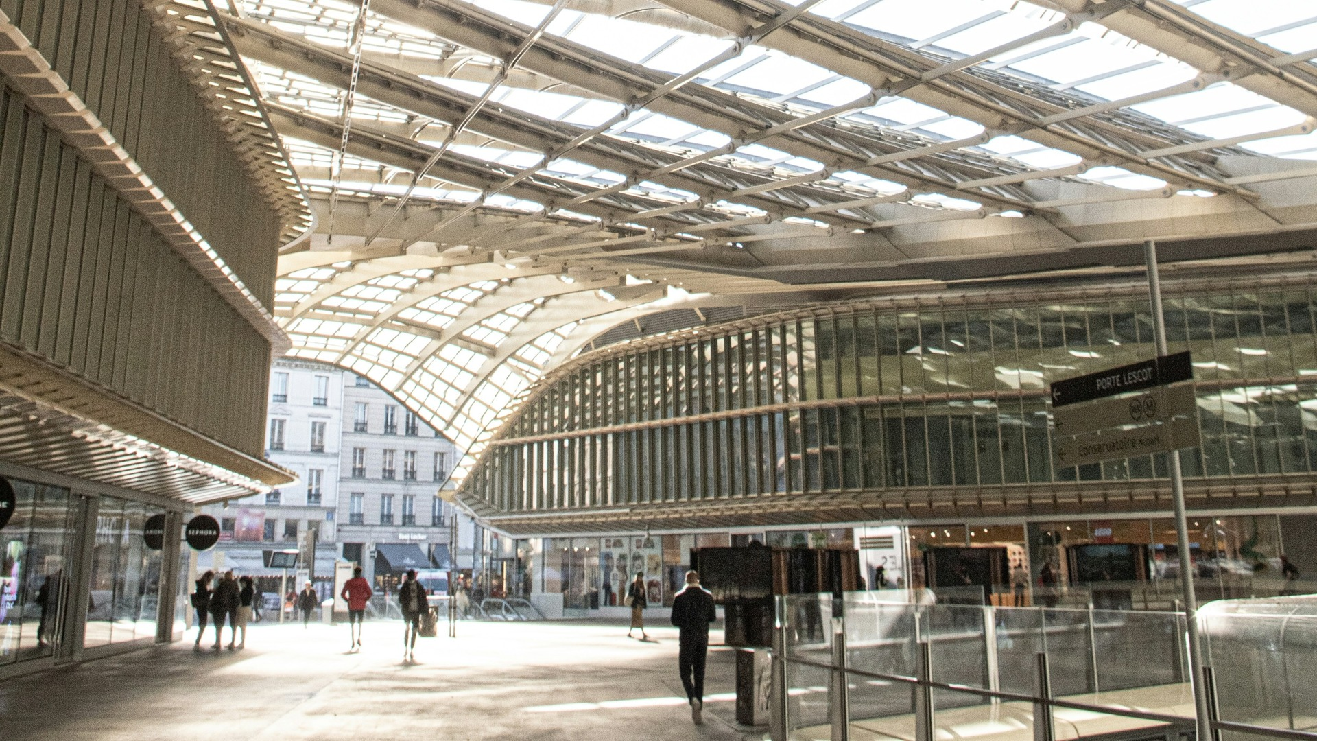 Interior del centro comercial Forum des Halles bajo la Canopy, París.