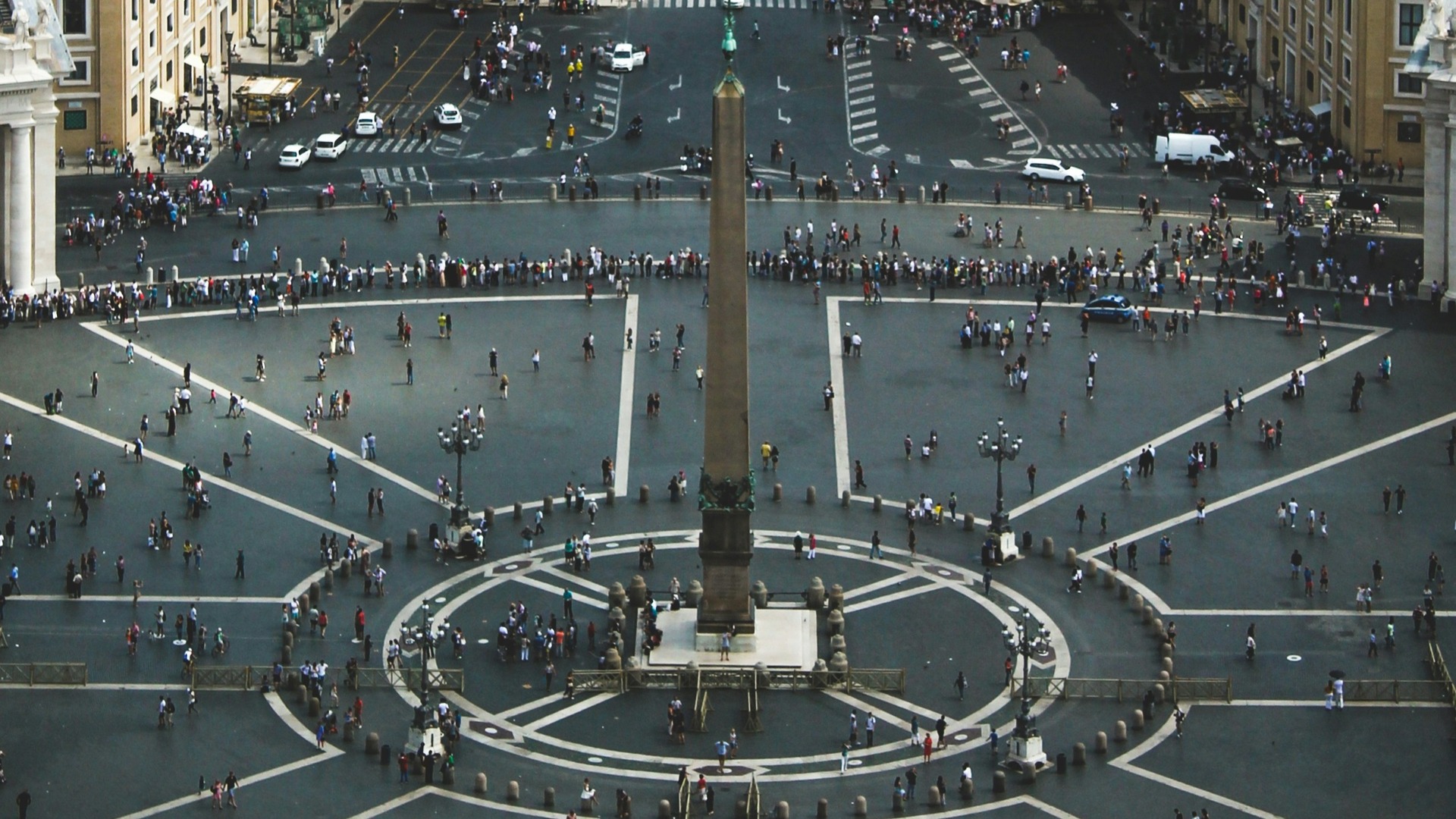 Obelisco central de la Plaza de San Pedro con turistas en el Vaticano.