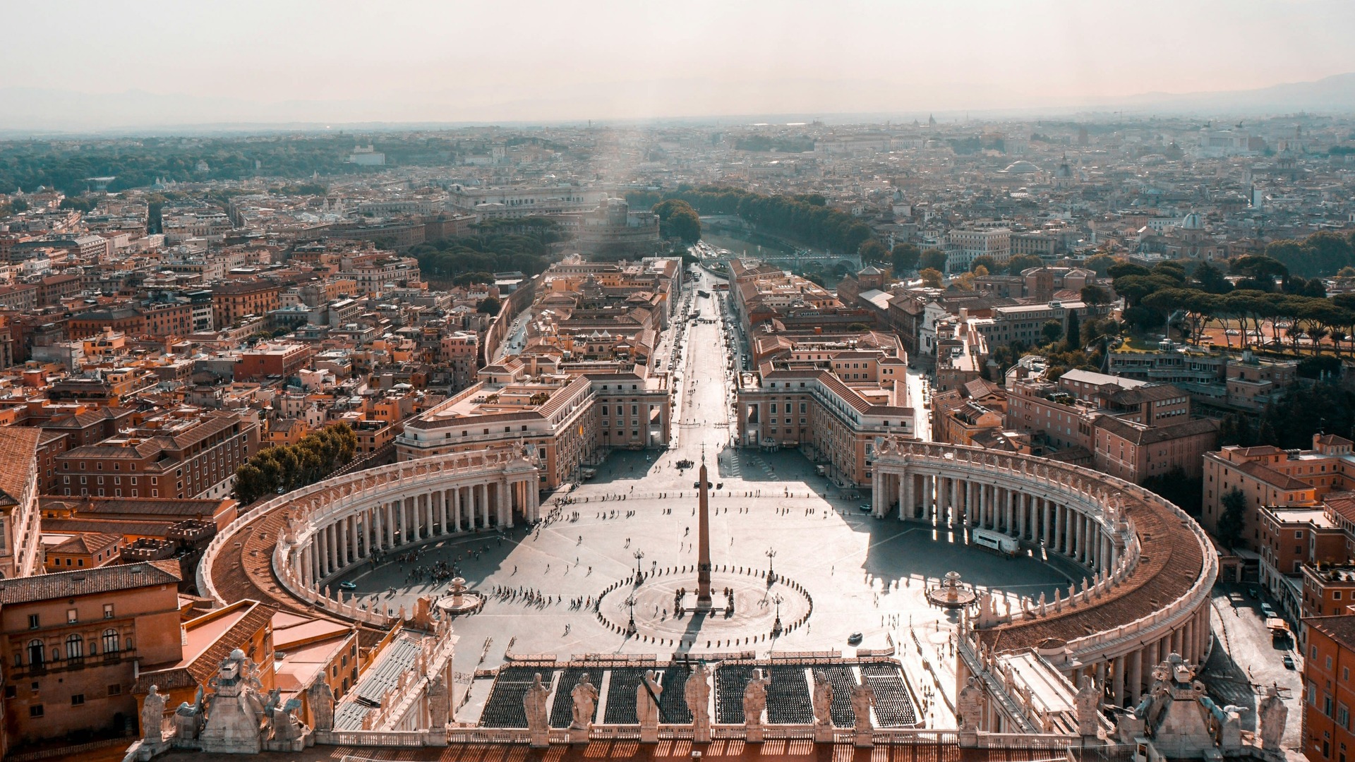 Panorámica de la Plaza de San Pedro y Vía de la Conciliación al atardecer.