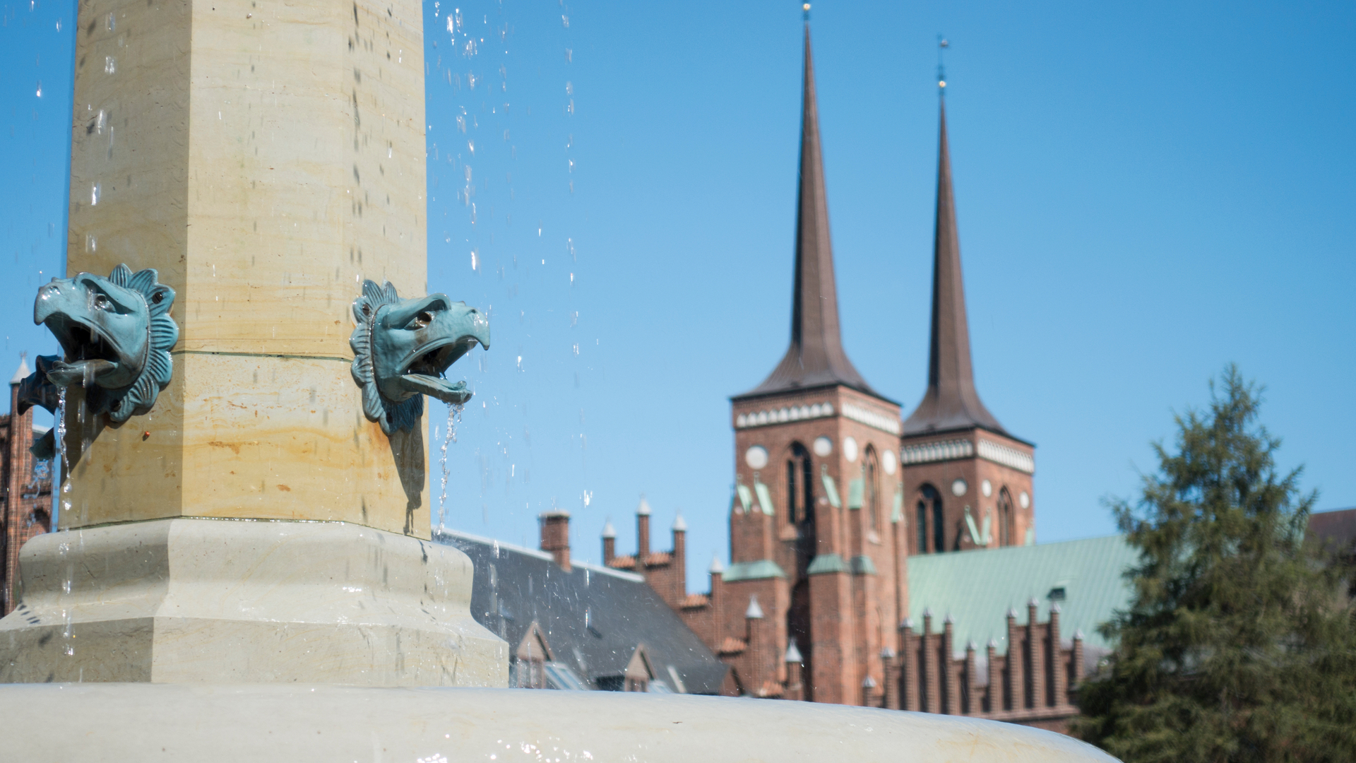 Fuente con la Catedral de Roskilde al fondo, Roskilde, Dinamarca