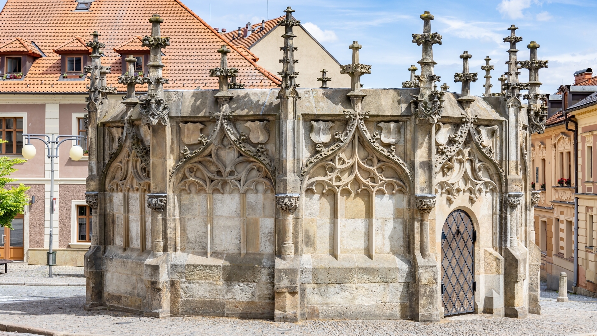 Fuente de Piedra gótica en la plaza de Kutná Hora, República Checa.