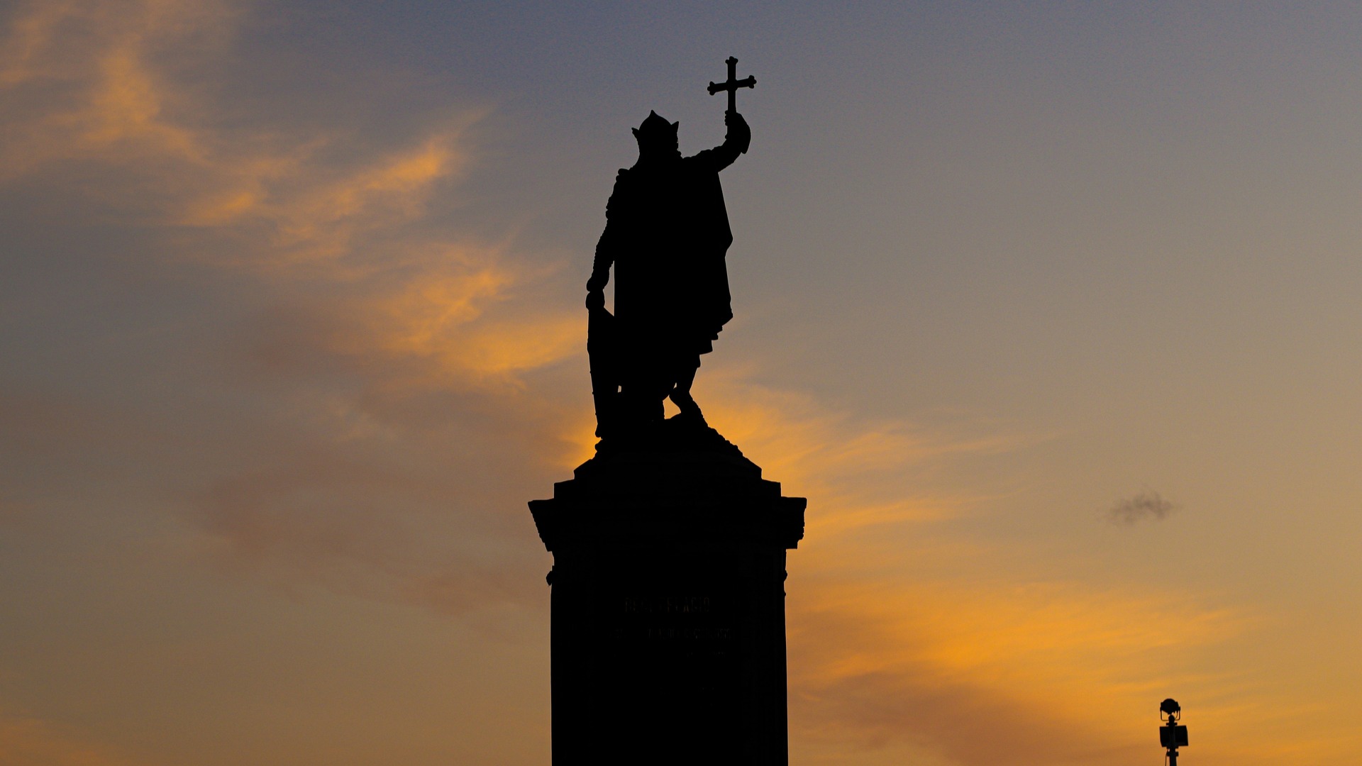 Silueta de la estatua del Rey Pelayo al atardecer en Gijón