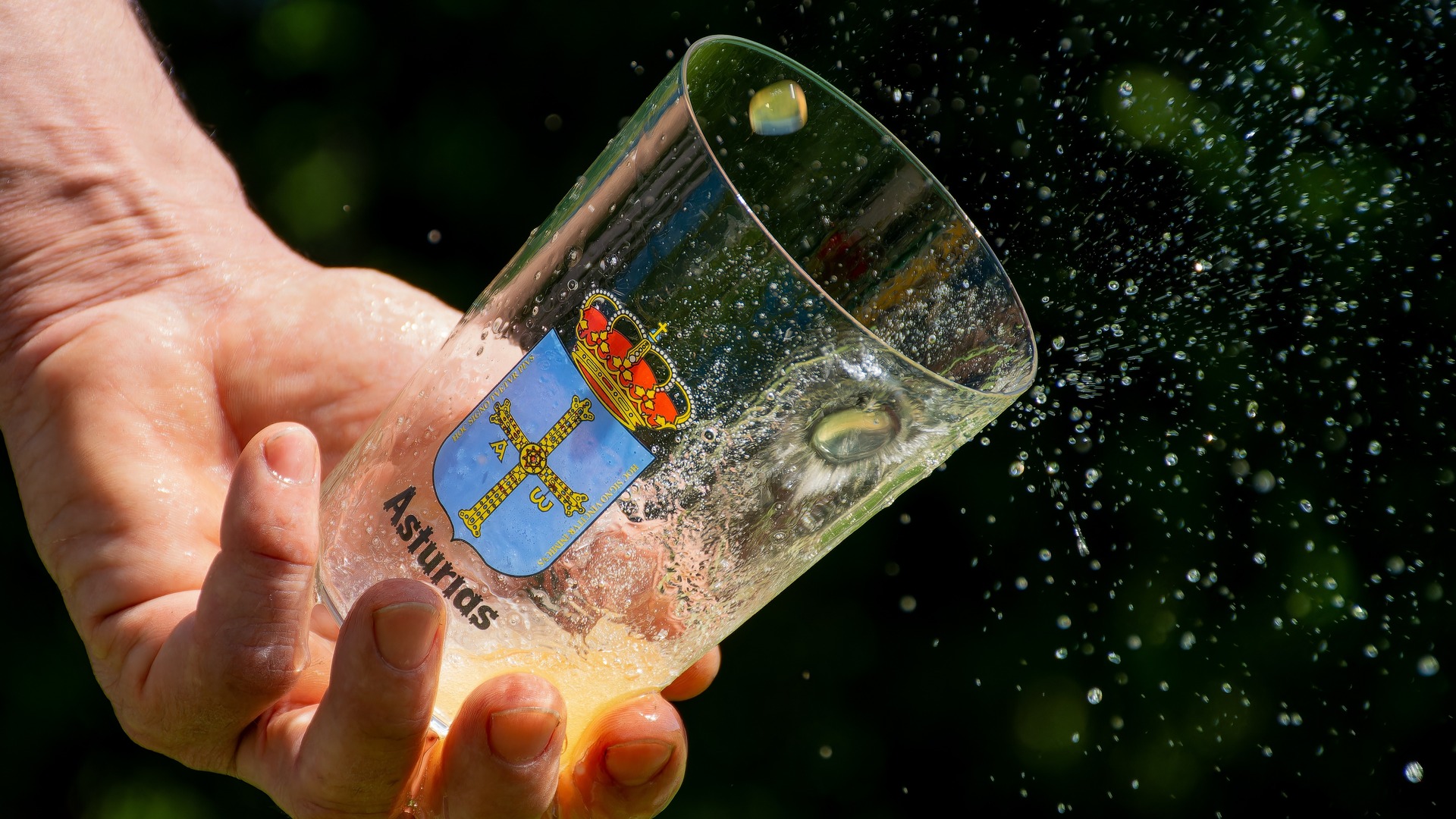 Escanciado de sidra asturiana en el Tour Gastronómico de sidra y quesos por Gijón