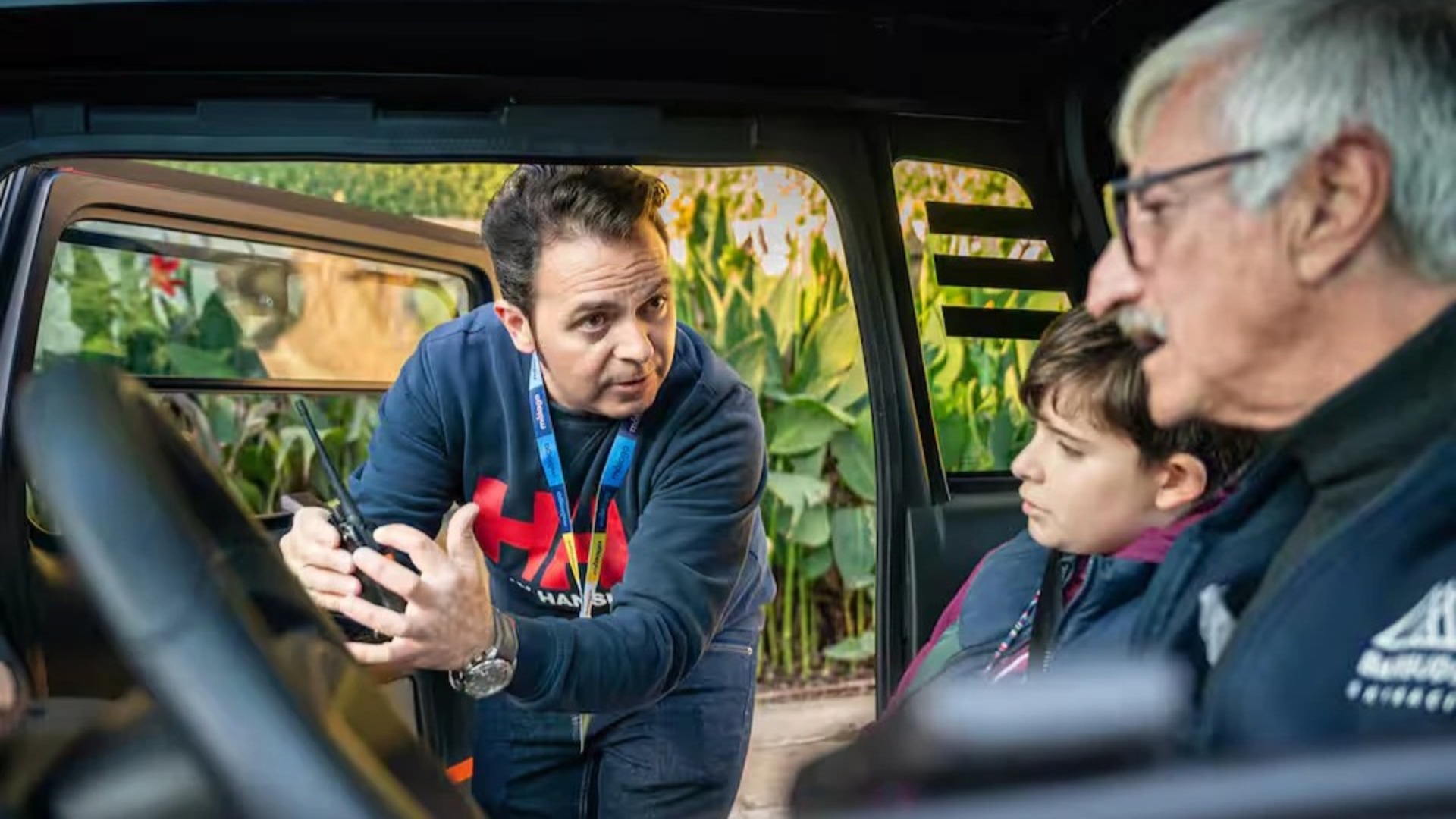 Guía turístico explicando el uso del walkie-talkie tour vehículo eléctrico cuevas del tesoro, málaga, españa