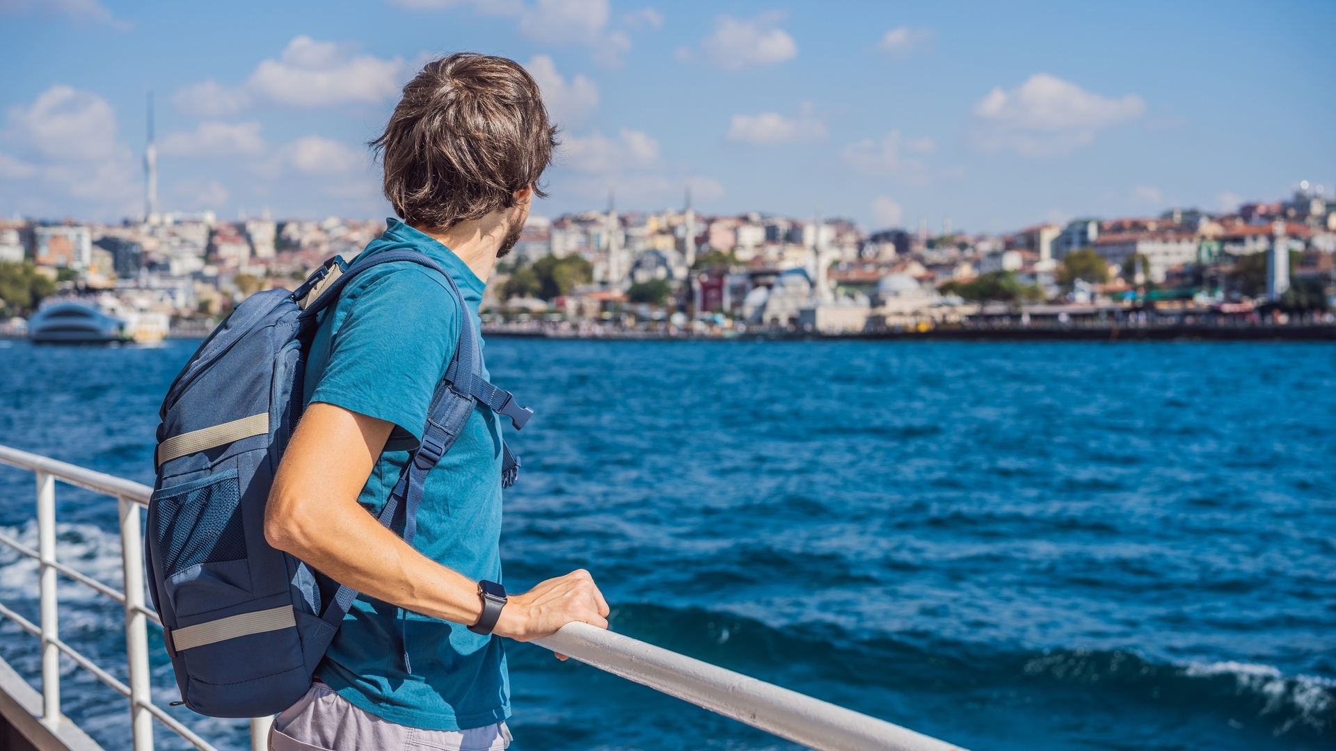 Hombre disfrutando del paseo en barco por el Bósforo
