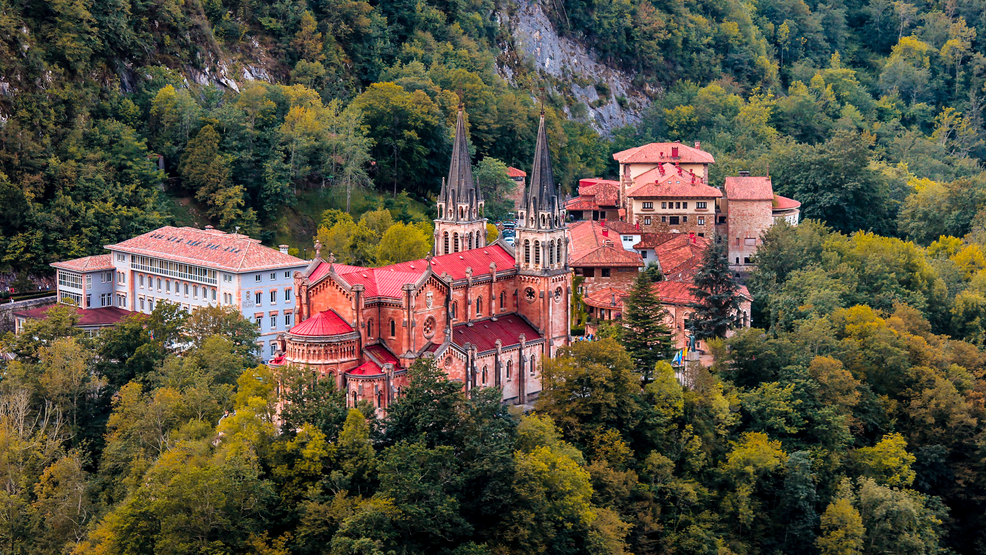 Vista aérea de la basílica de Covadonga entre bosques, Asturias, España