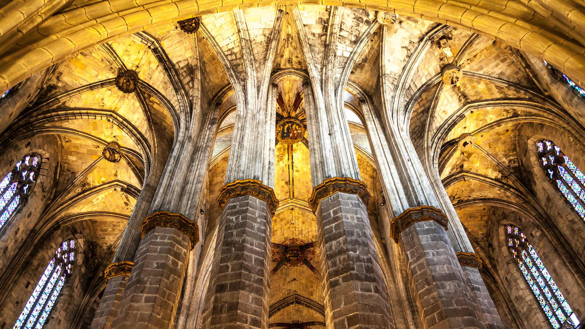 Interior gótico de la basílica de Santa María del Mar en Barcelona