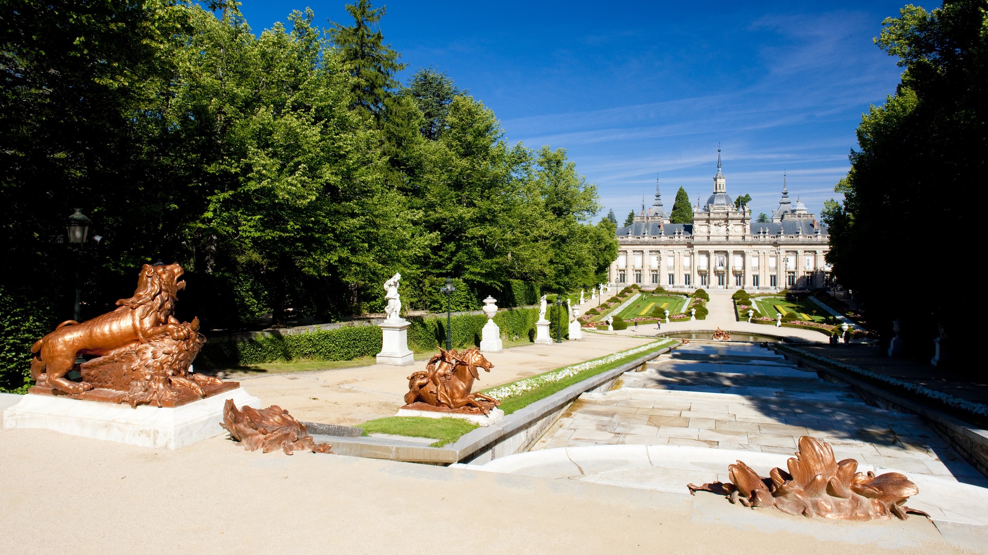 Vista del Palacio de la Granja de San Ildefonso tras la cascada de fuentes