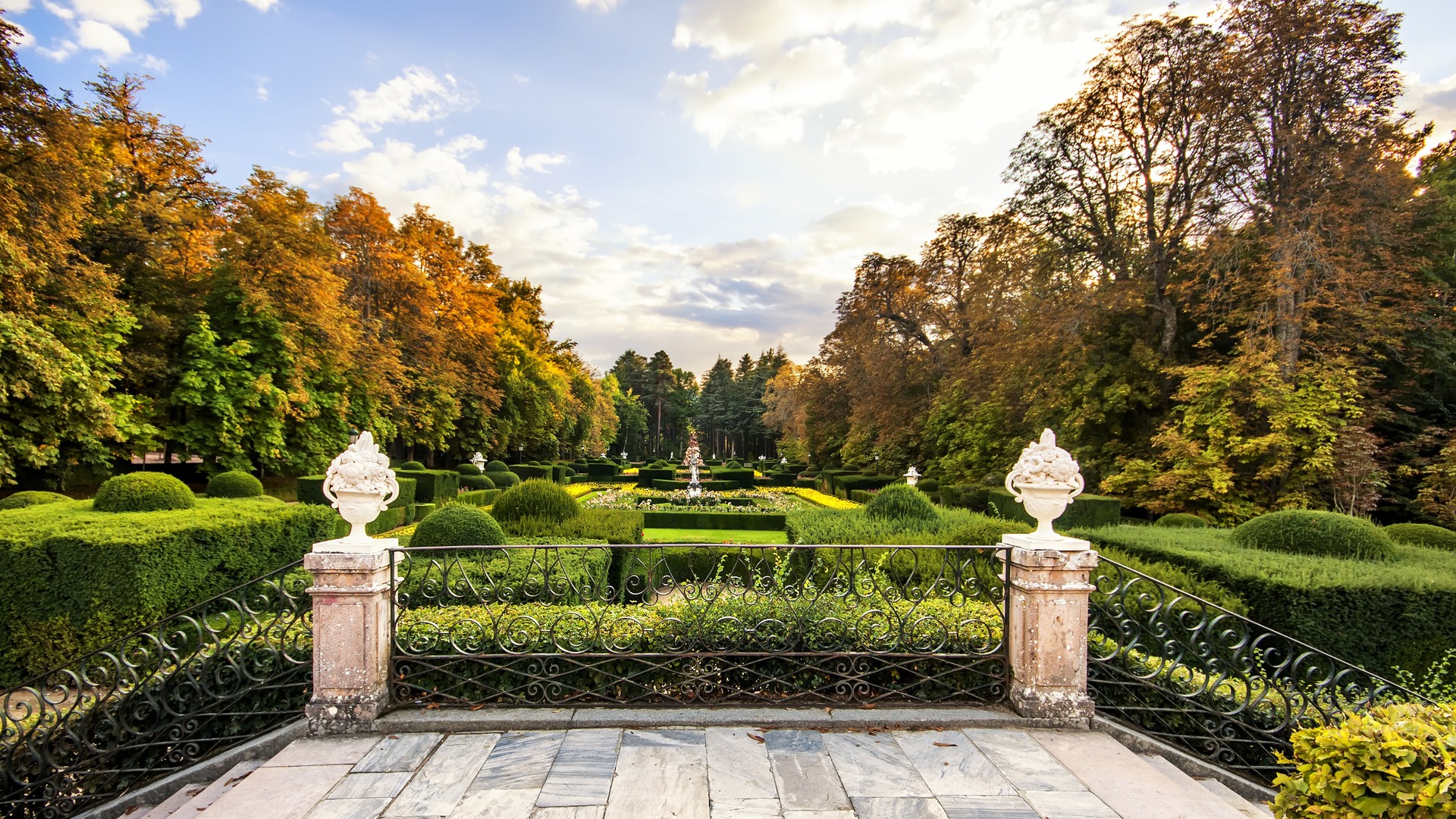 Perspectiva de los jardines de La Granja en el atardecer