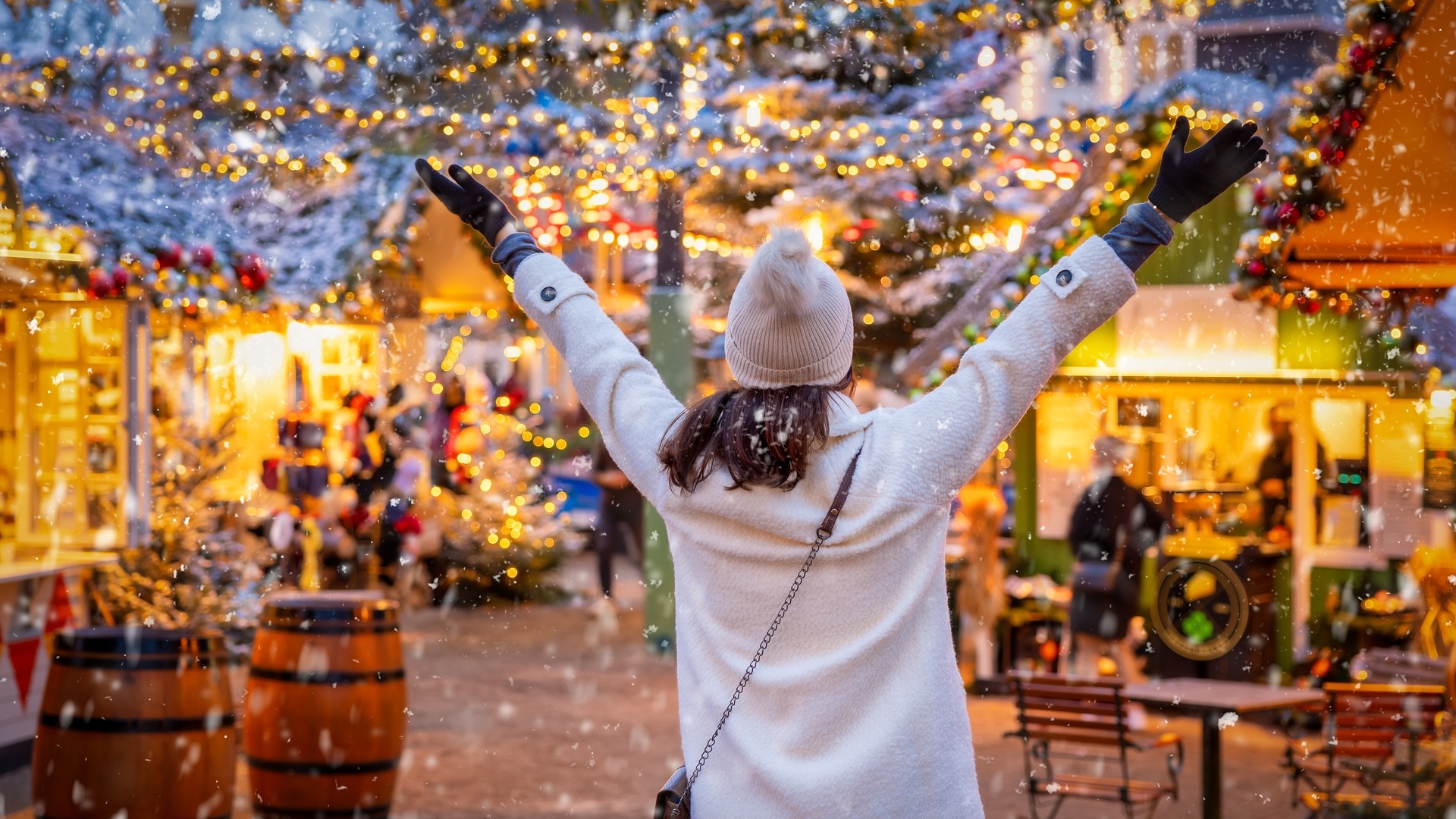 Joven en mercado navideño de Copenhague, Dinamarca