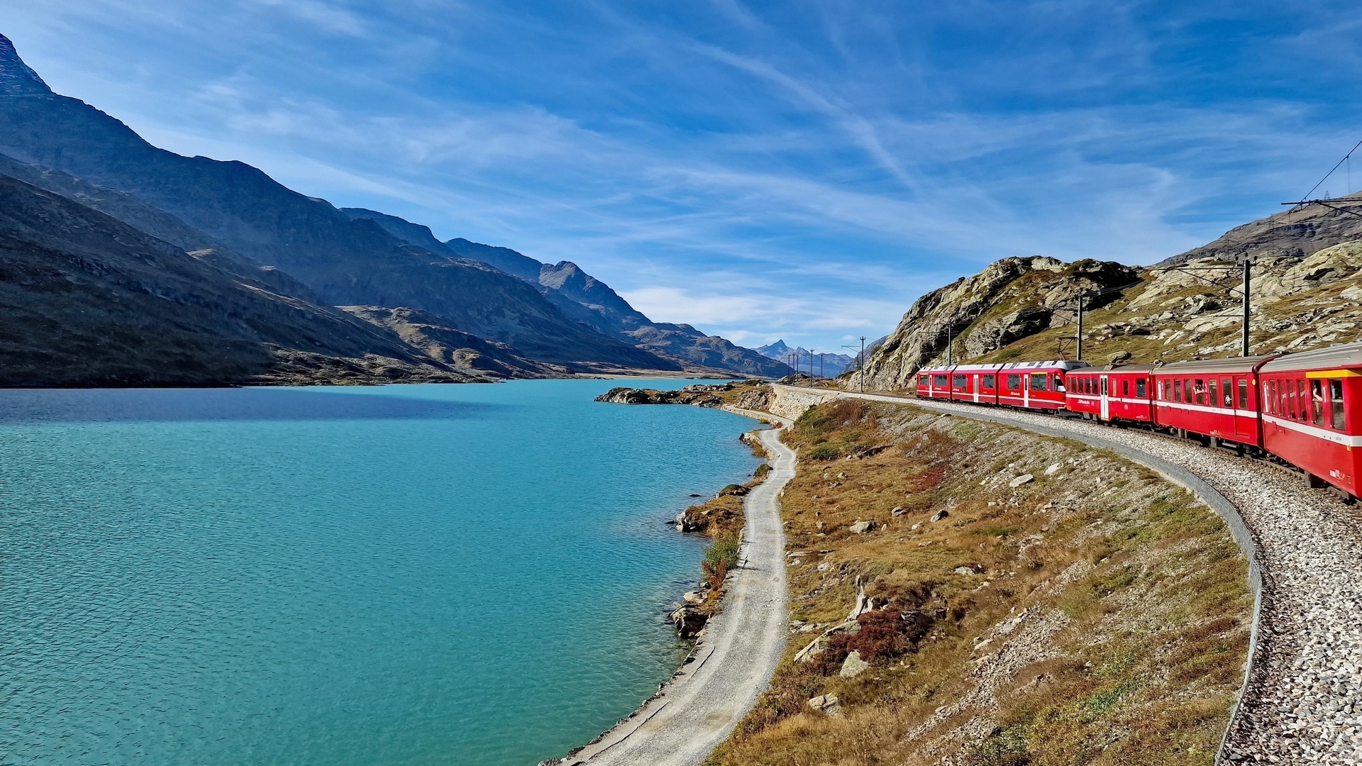 Bernina Express bordeando el Lago Bianco en los Alpes de Suiza