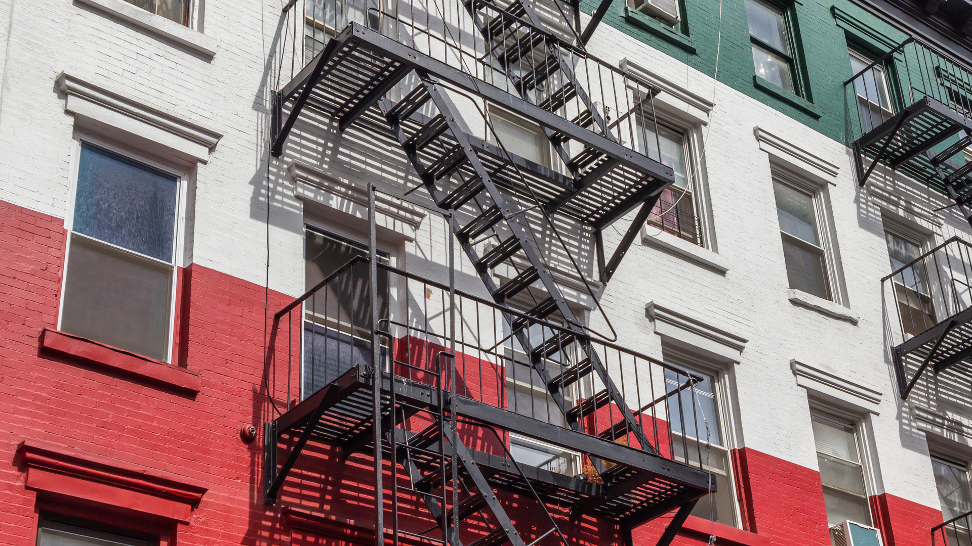 Edificio con detalle de la fachada pintada la bandera Italia, Little Italy, Nueva York