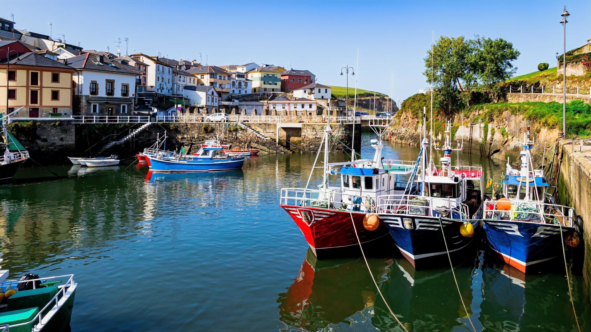 Puerto pesquero de Luarca con barcos tradicionales en Asturias