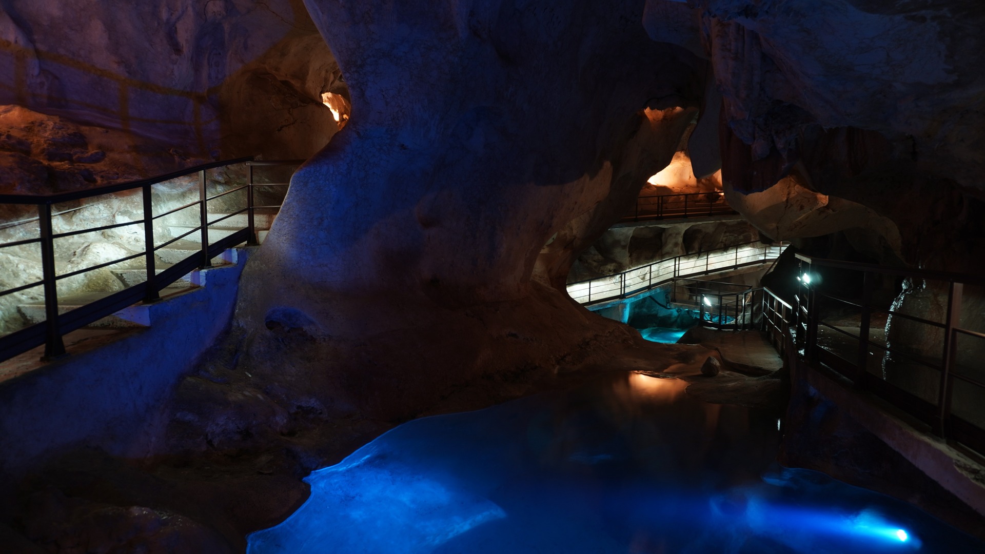 Caminos iluminados y lagunas azules en las Cuevas del Tesoro, Rincón de la Victoria.