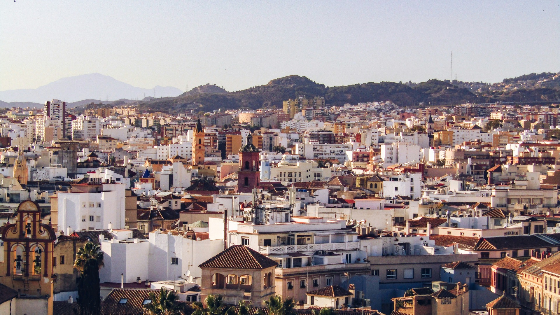 Vista aérea de la Plaza de Toros de la Malagueta y edificios frente al mar, Málaga.