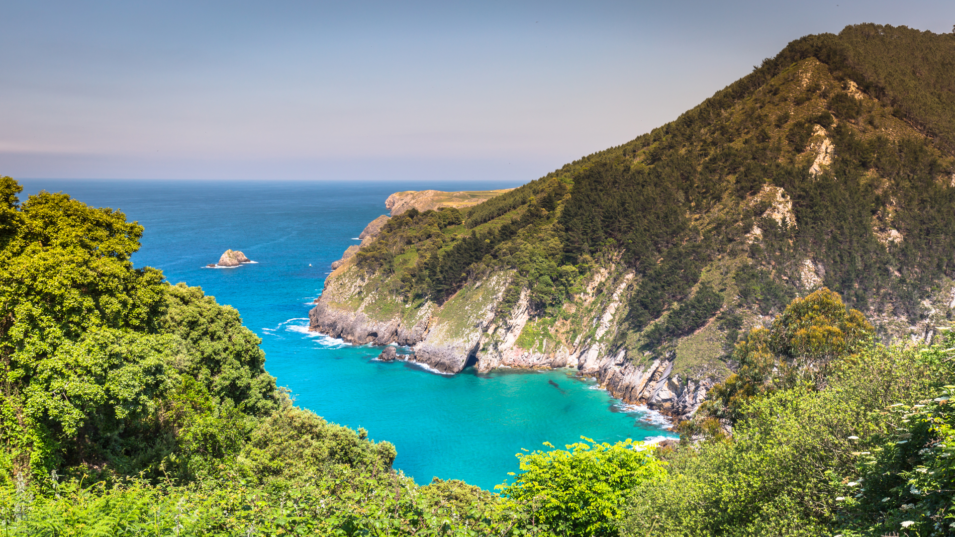 Acantilados y aguas turquesas en la costa de Pechón, Cantabria.